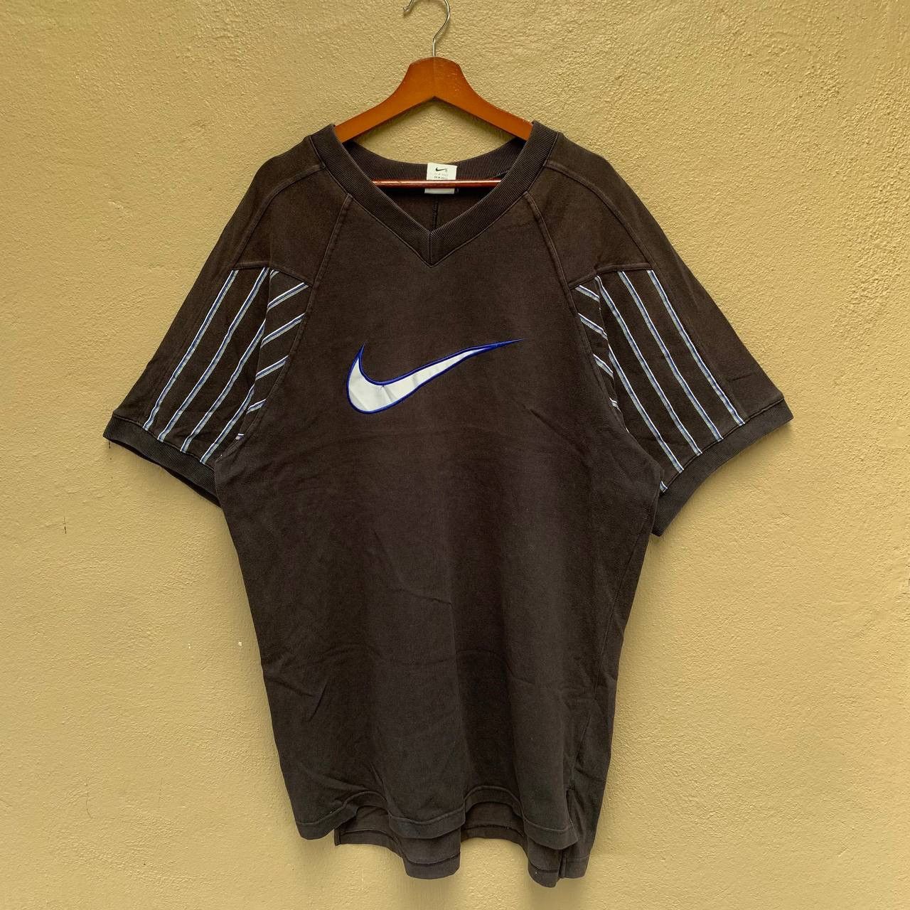 Nike Vintage 90s NIKE Big Swoosh Loose V-neck Tee Size US L / EU 52-54 / 3 - 1 Thumbnail