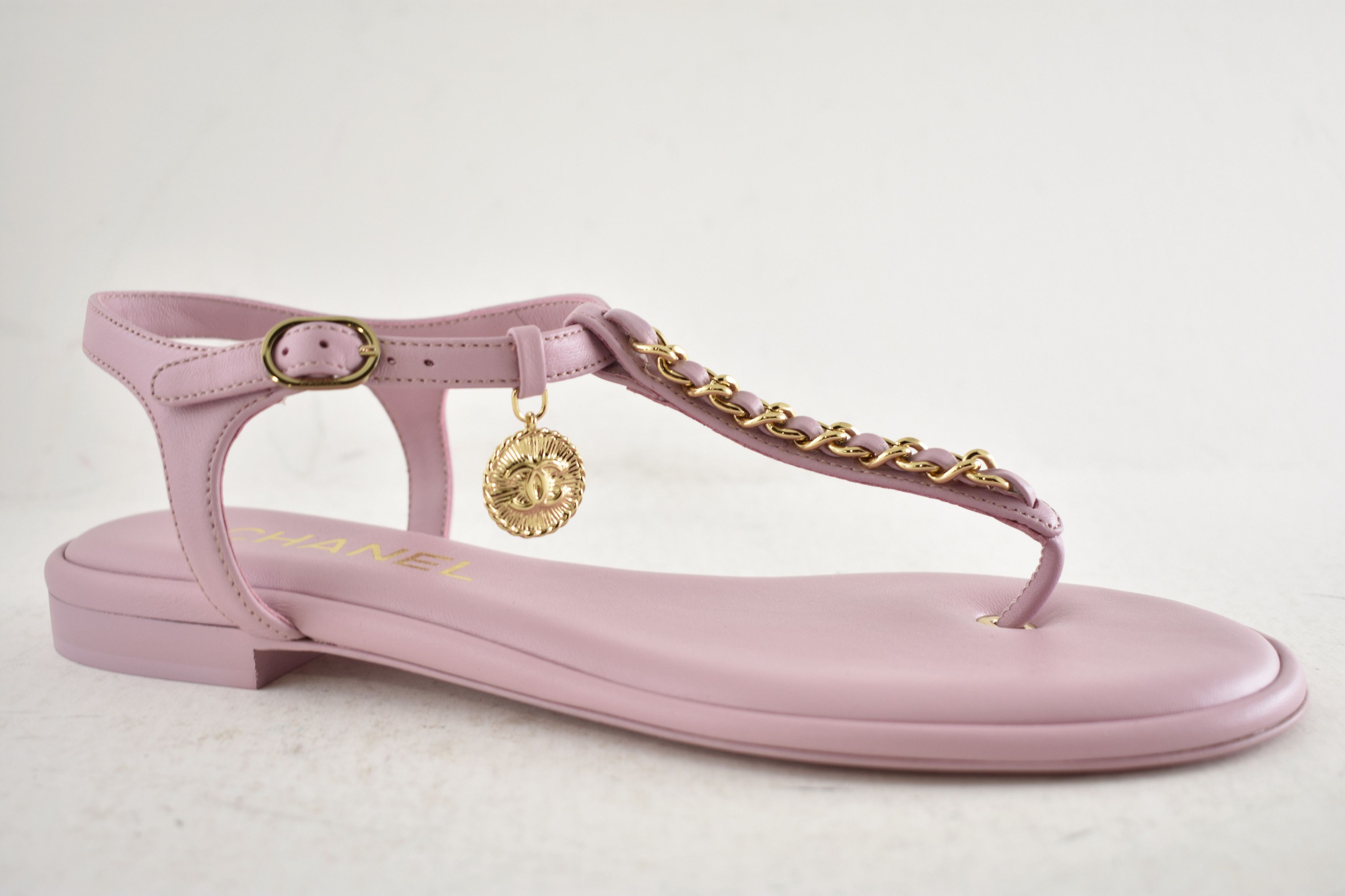 Chanel Chanel 24B Lilac Pink Gold CC Logo Flat Thong Sandal 39.5 Size US 9.5 / IT 39.5 - 5 Thumbnail