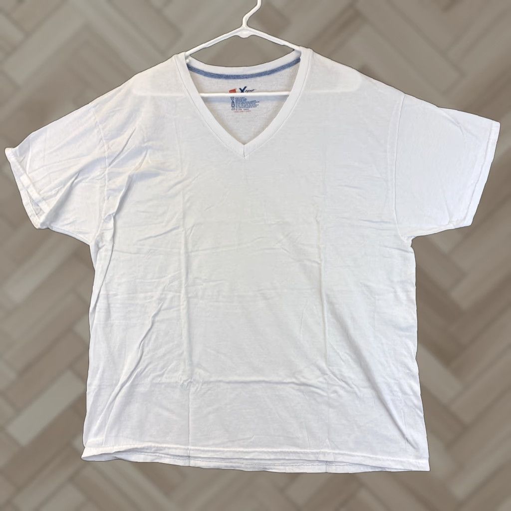 Hanes Hanes Men's T-Shirt Short Sleeve V-Neck White XL Regular Fit 43-25 Vintage? No Size US XL / EU 56 / 4 - 1 Thumbnail