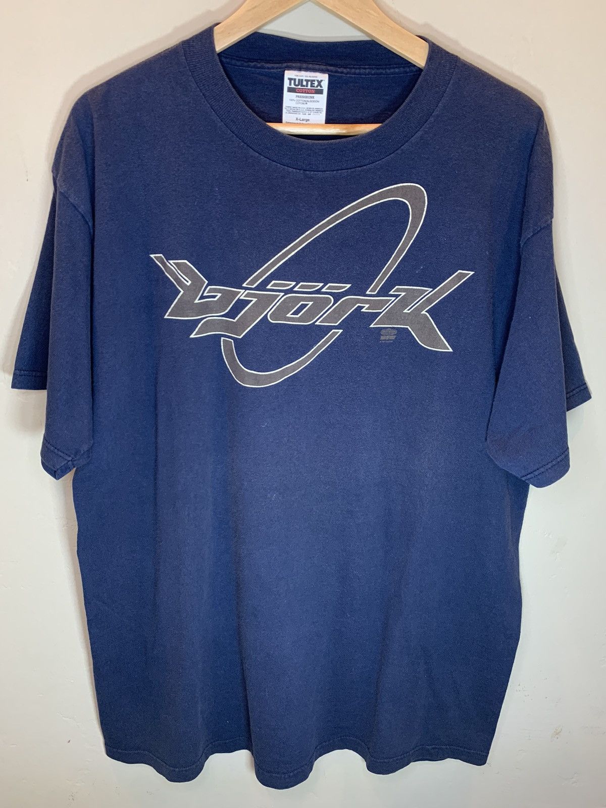 Band Tees *RARE* Vintage 1993 Björk Debut Art Winterland Music T-Shirt Size US XL / EU 56 / 4 - 1 Thumbnail