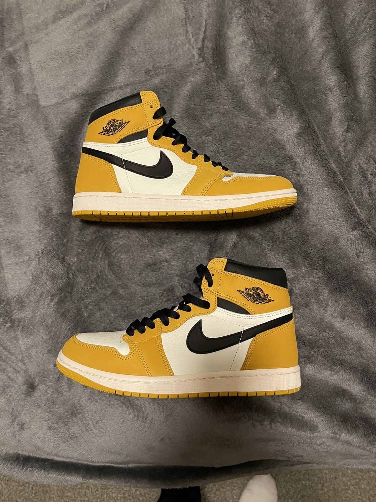 Nike AIR JORDAN 1 RETRO HIGH OG "YELLOW OCHRE" Size US 8.5 / EU 41-42 - 1 Thumbnail