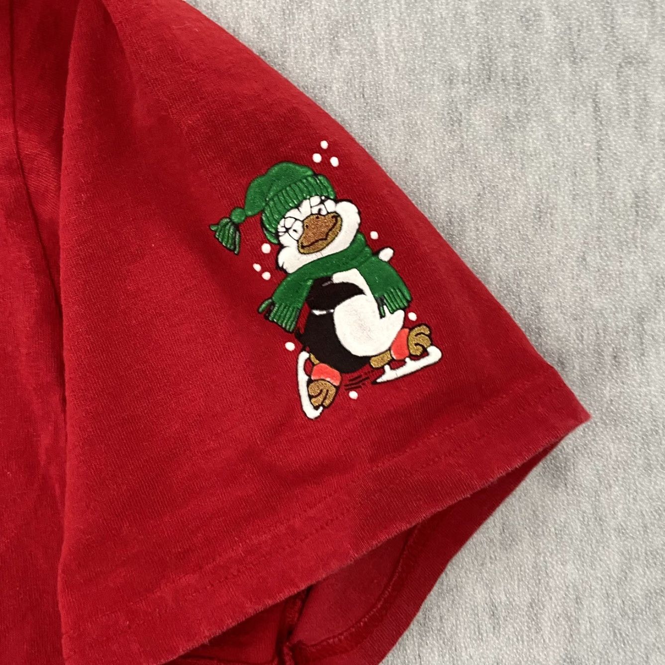Jerzees VINTAGE Jerzees 90s Christmas Shirt Adult Large Red Penguins Slim Fit Mens T-Shirt Size US L / EU 52-54 / 3 - 7 Thumbnail
