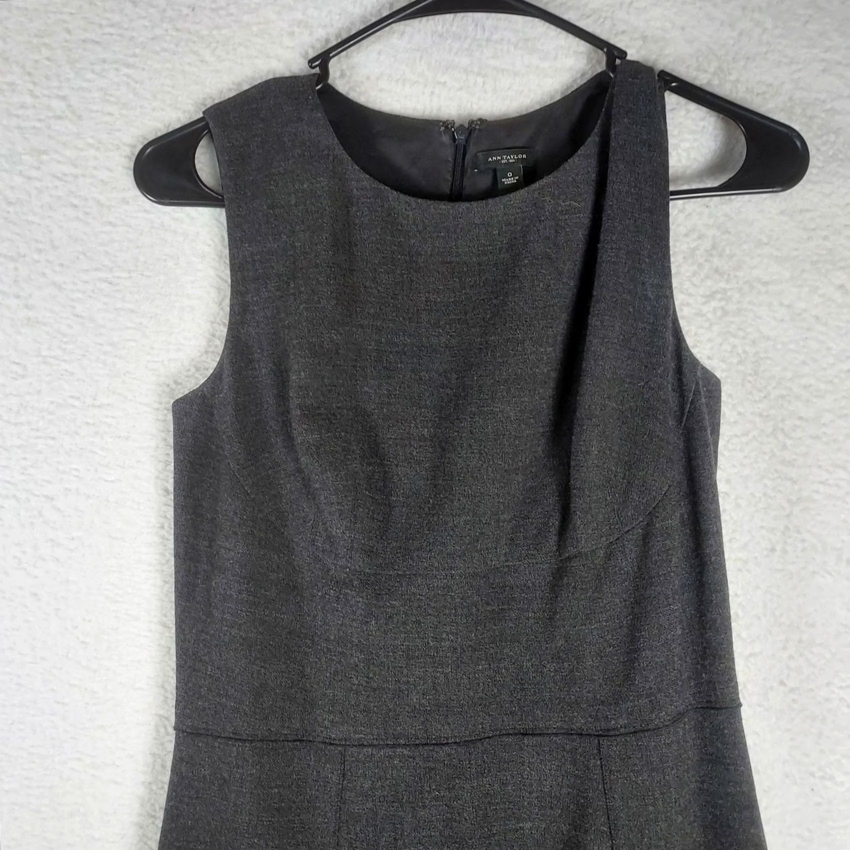 Vintage VINTAGE? No. Ann Taylor Wool Blend Sheath Dress Size 0 Gray Sleeveless Work Office Career Size XS / US 0-2 / IT 36-38 - 3 Thumbnail