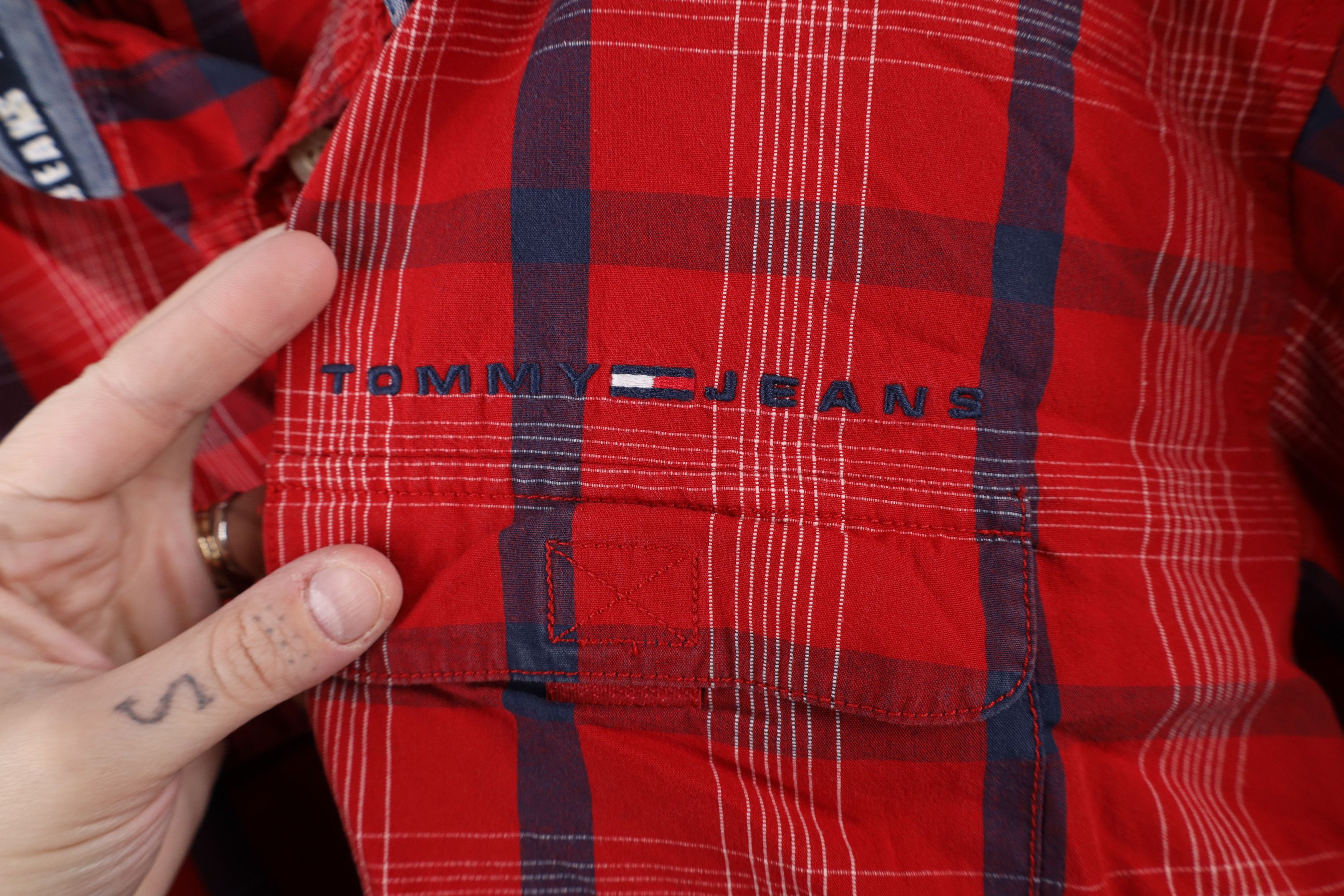 Tommy Hilfiger × Vintage Vintage 90s Tommy Hilfiger Spell Collared Board Button Shirt Size US XL / EU 56 / 4 - 4 Thumbnail