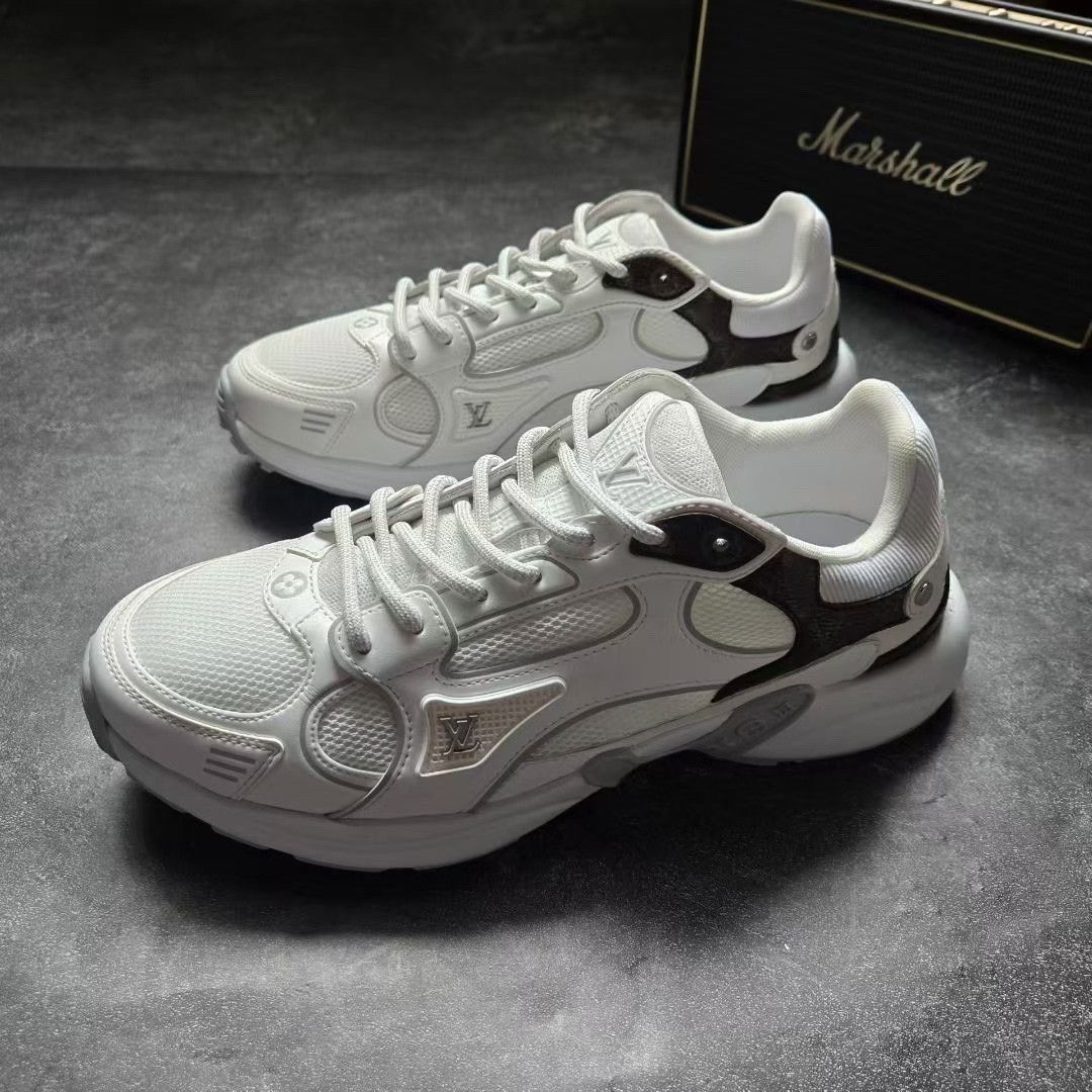 Louis Vuitton Louis Vuitton Lowtop Sneakers 25 Women Size US 8 / IT 38 - 1 Thumbnail