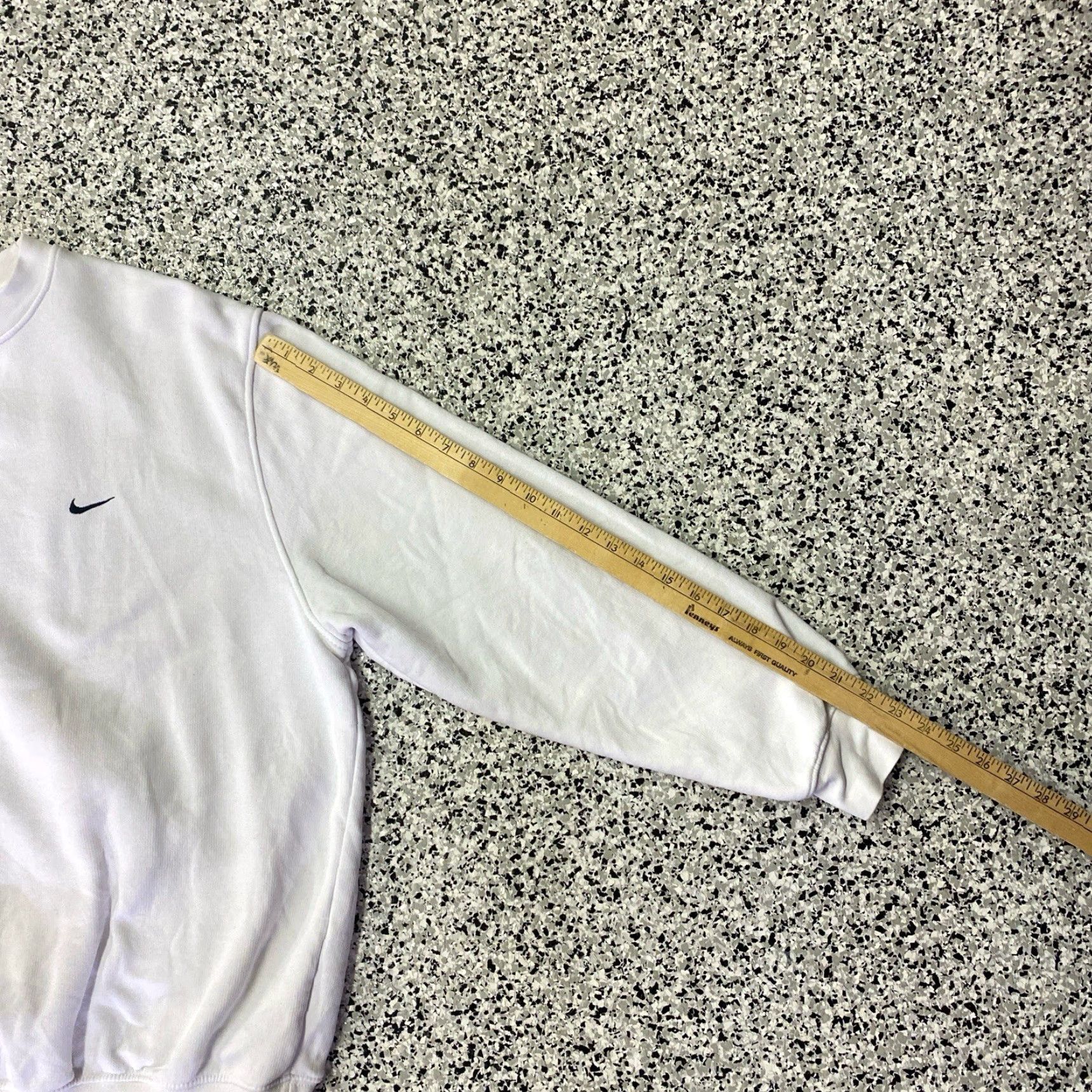 Nike VINTAGE Nike Small Swoosh Check White Crewneck Sweatshirt Medium Men’s Sweatshirt White Nike Sportswear Crewneck Pullover Size US M / EU 48-50 / 2 - 5 Thumbnail