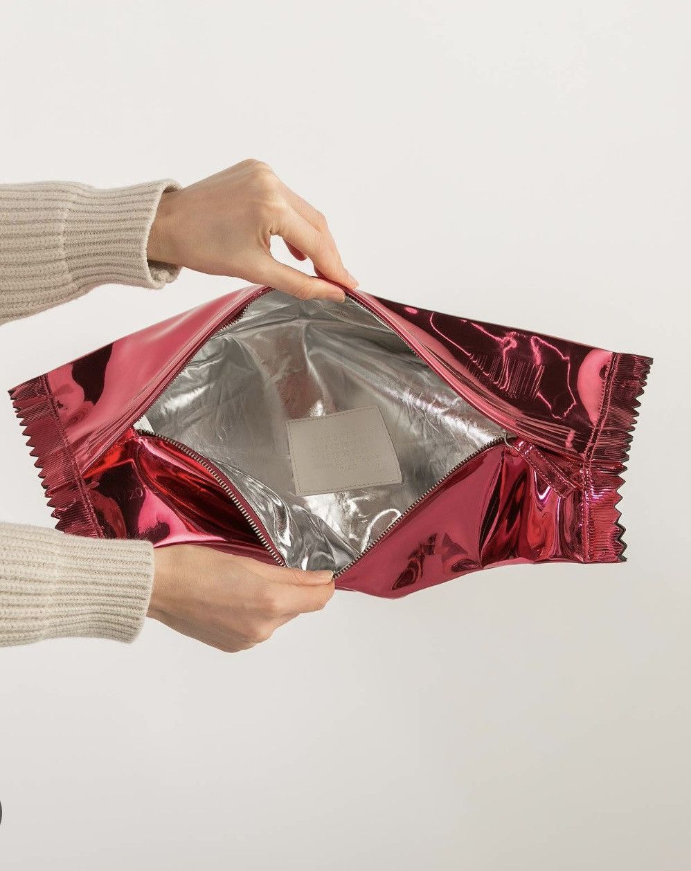 H&M × Maison Margiela 🍬 Maison Margiela x H&M metallic silver candy clutch Size ONE SIZE - 1 Thumbnail
