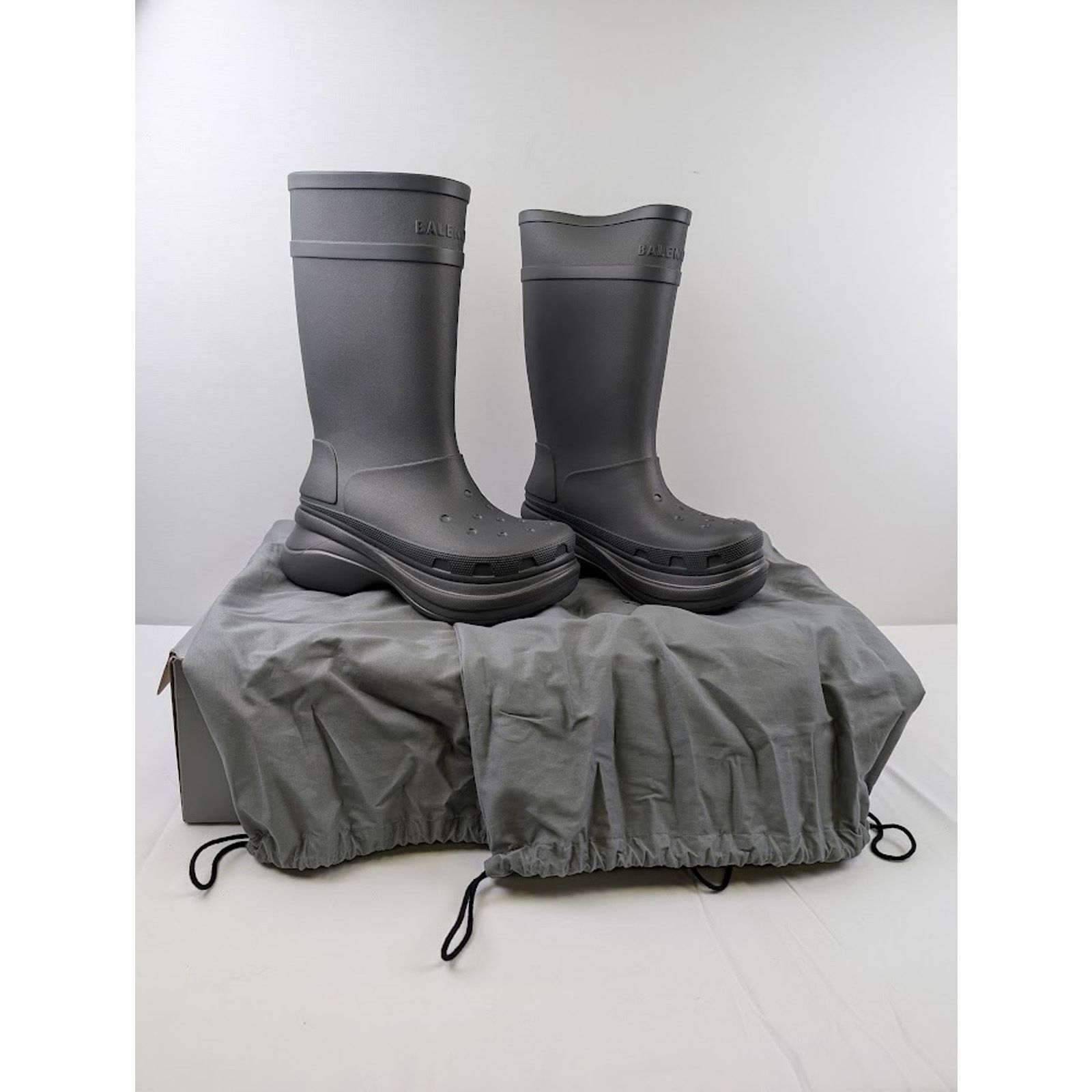 Balenciaga o1rshd1 Crocs Rubber Boots in Grafite Size US 10 / EU 43 - 16 Thumbnail