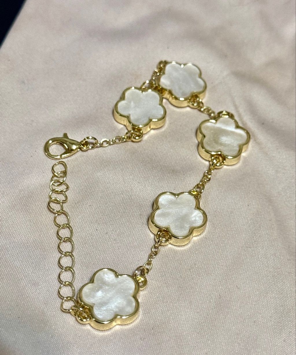 The Unbranded Brand Women’s Flower/Clover Bracelet Van Cleef style-White Size ONE SIZE - 1 Thumbnail