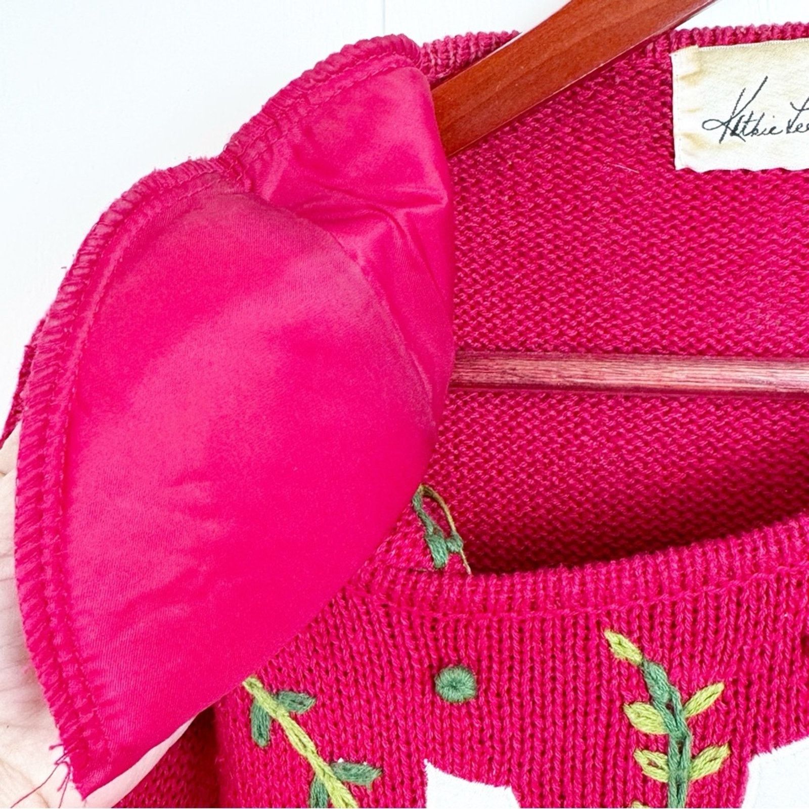 Vintage Christmas Red Beaded Appliqué Pullover Sweater Women’s M/L Size M / US 6-8 / IT 42-44 - 7 Thumbnail