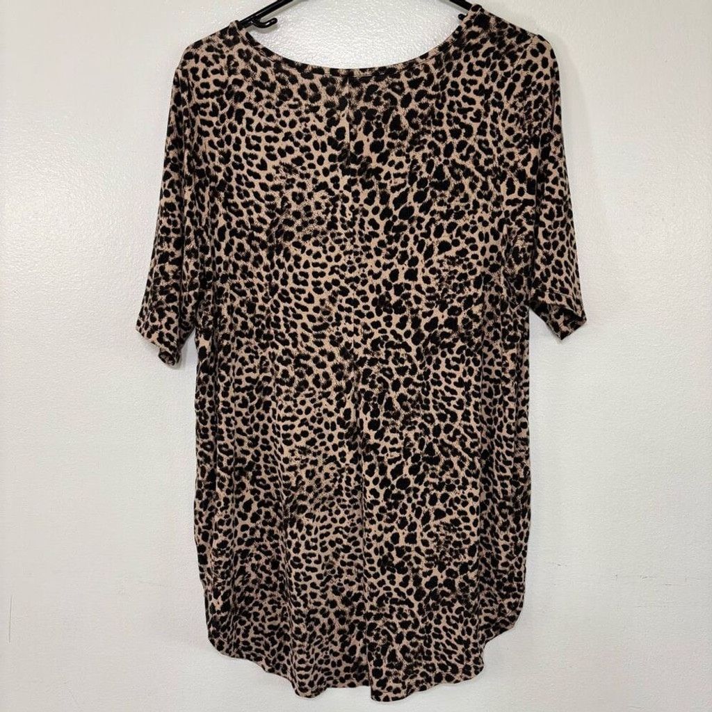 Torrid Torrid Soft Knit Leopard Print V-Neck Short Sleeve Shirt Size XS / US 0-2 / IT 36-38 - 3 Thumbnail