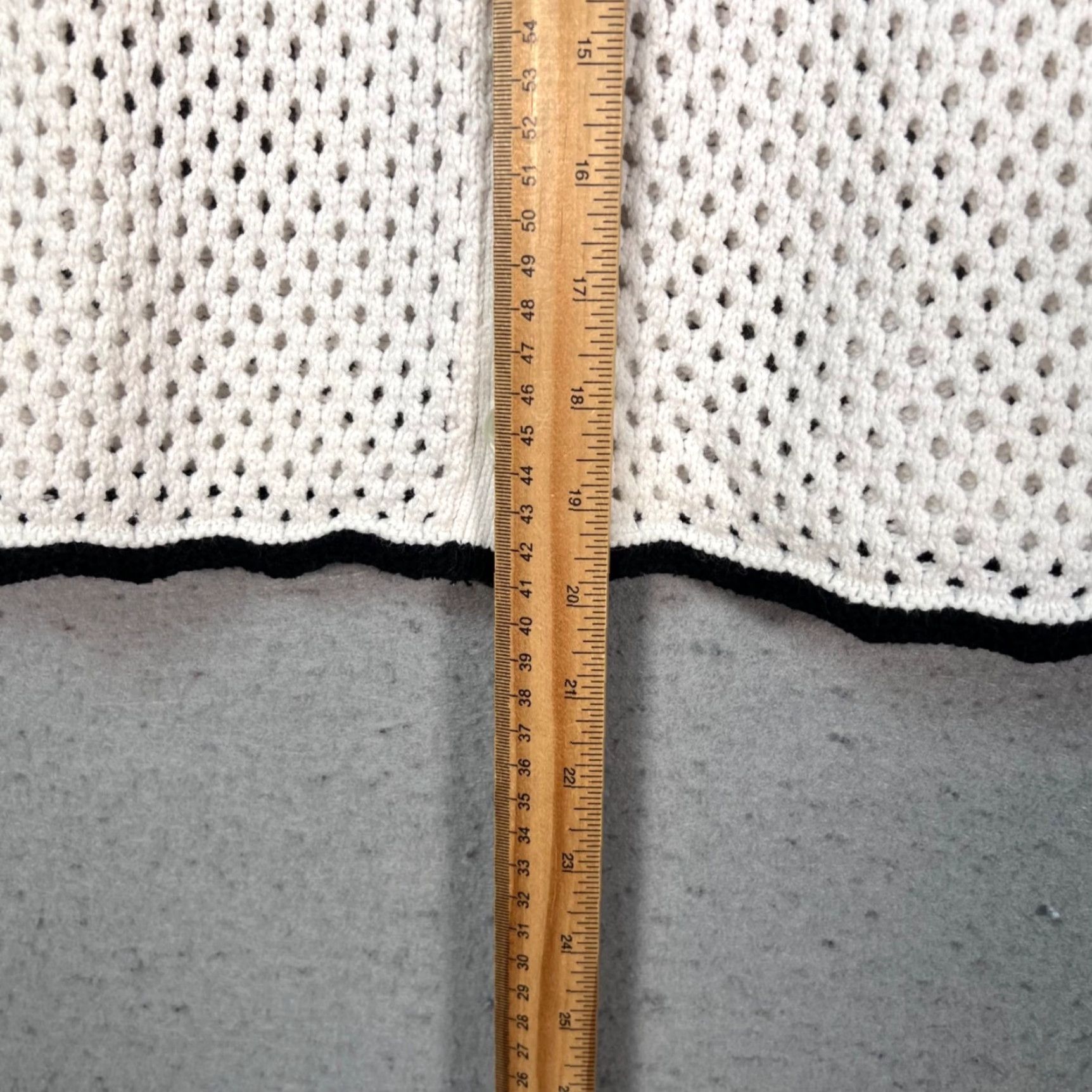 Abercrombie & Fitch Abercrombie & Fitch White Cropped Knit Cardigan Short Sleeve w/ Black Trim Small Womens XS? Size S / US 4 / IT 40 - 6 Thumbnail
