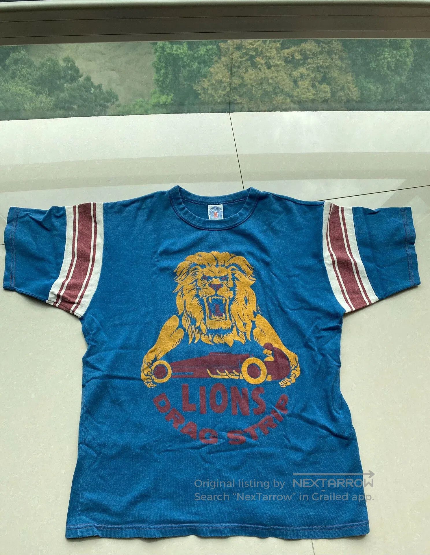 cool lion graphic short sleeve tee.