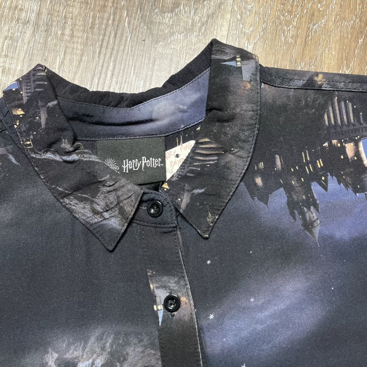 Universal Studios Harry Potter Hogwarts Button Up Shirt Men XL Movie Universal Size US XL / EU 56 / 4 - 5 Thumbnail