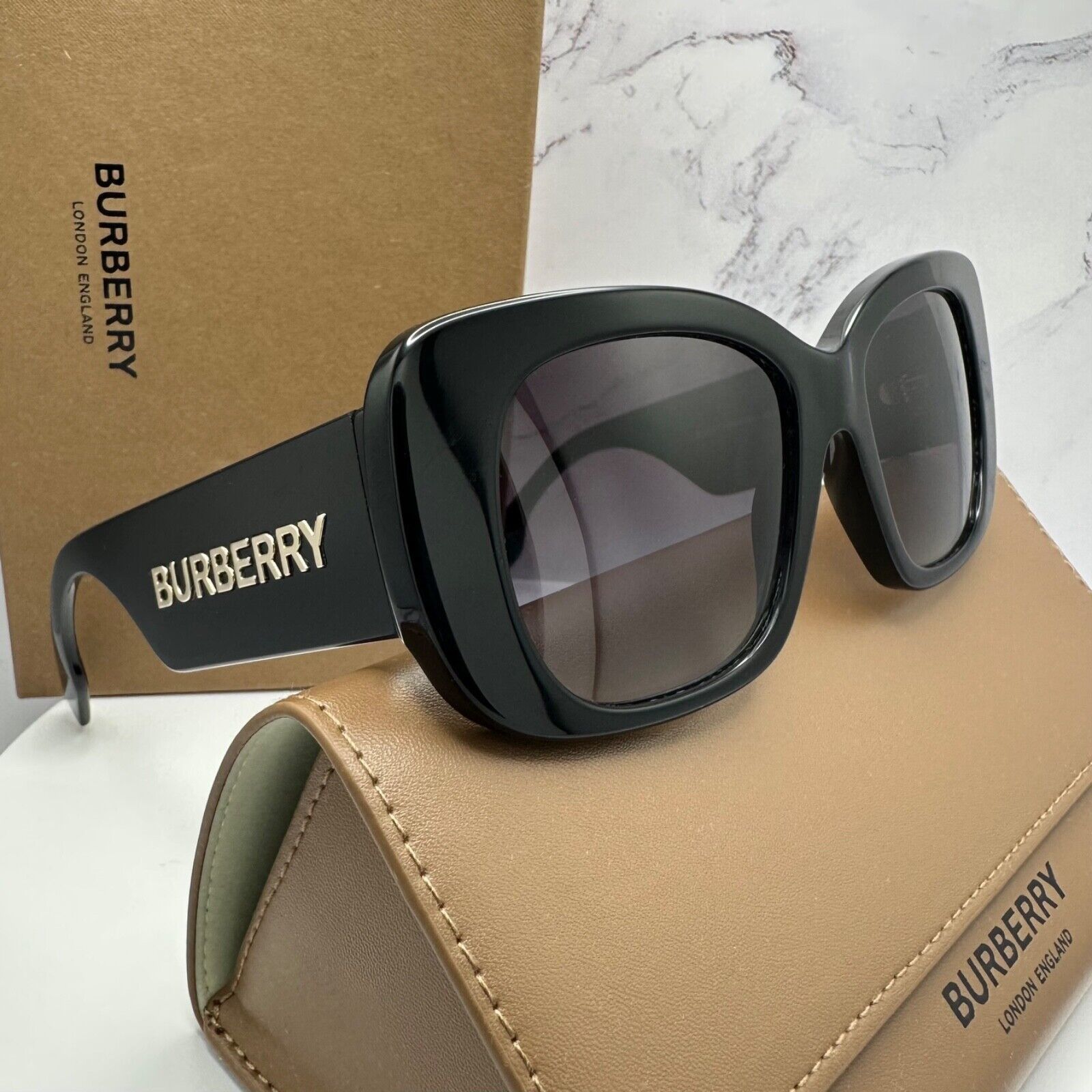 Burberry Burberry Sunglasses Black Acetate Gold Metal Logo Oversized Size ONE SIZE - 19 Thumbnail