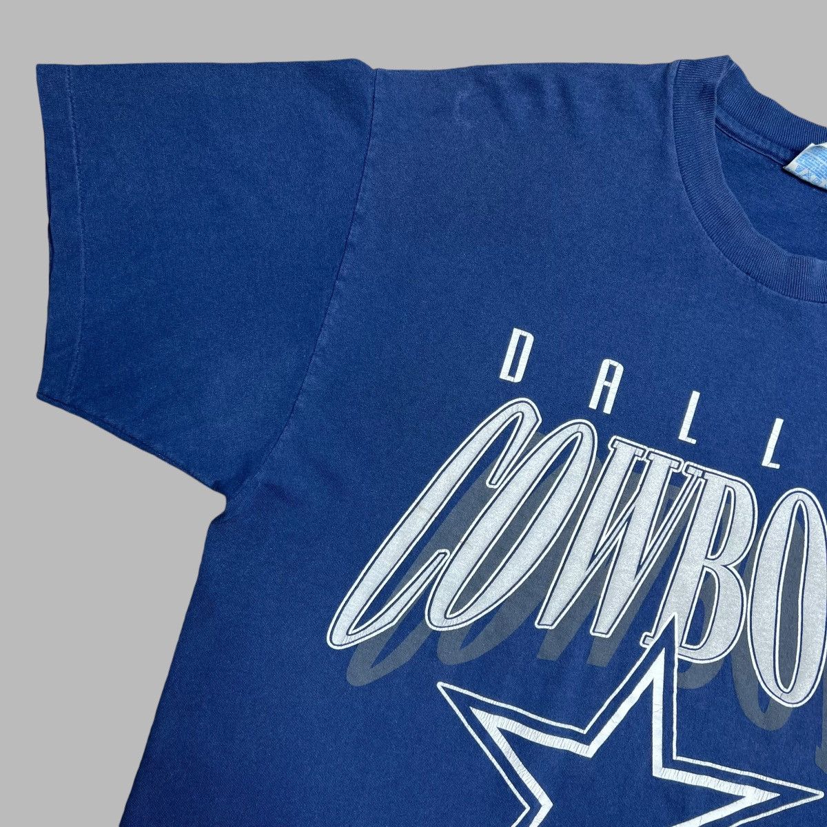 NFL × Vintage Vintage 1996 NFL Dallas Cowboys Spell Out 3D Graphic T-Shirt Size US XL / EU 56 / 4 - 4 Thumbnail