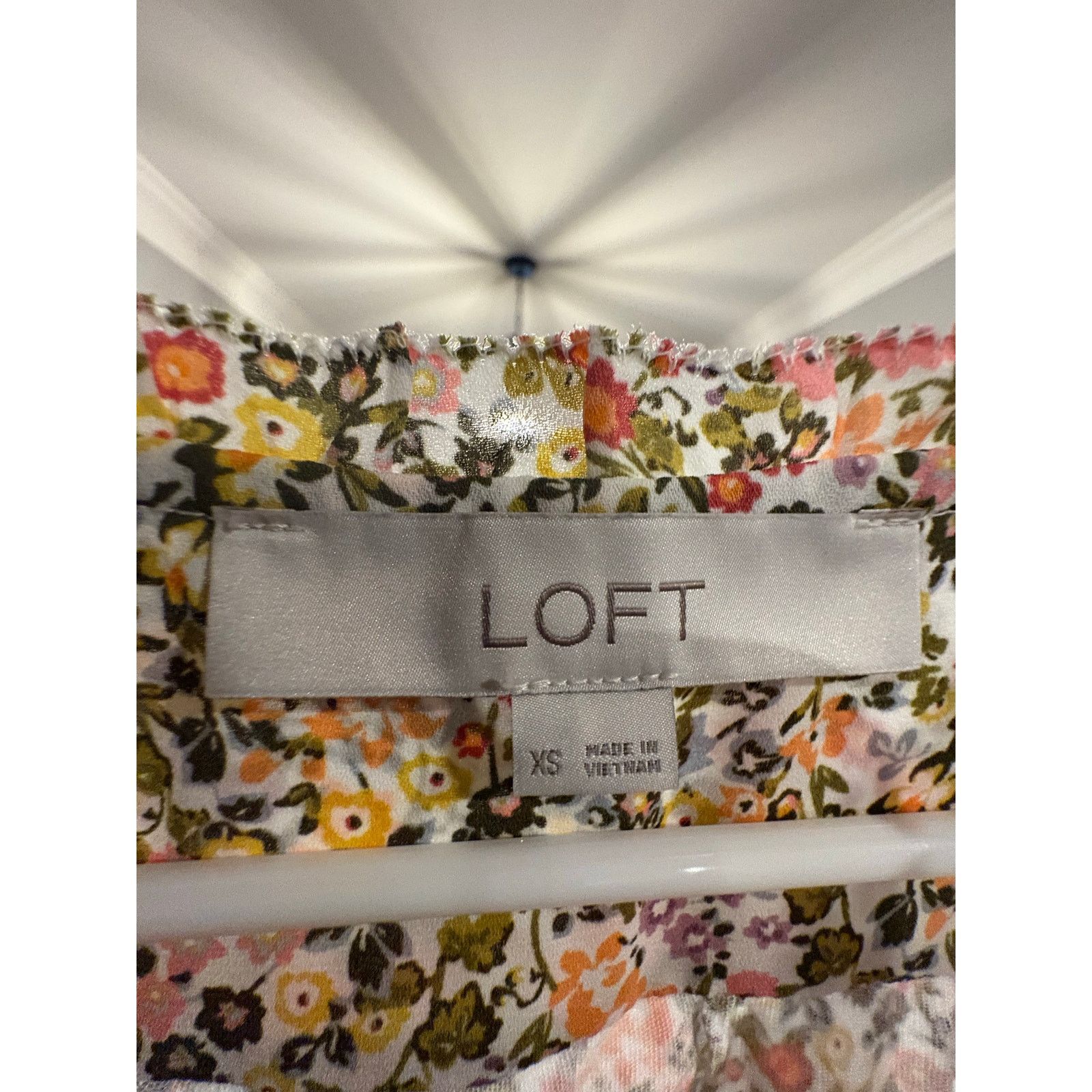 Loft LOFT Women’s XS Floral Blouse Short Sleeve V-Neck Size XS / US 0-2 / IT 36-38 - 2 Thumbnail