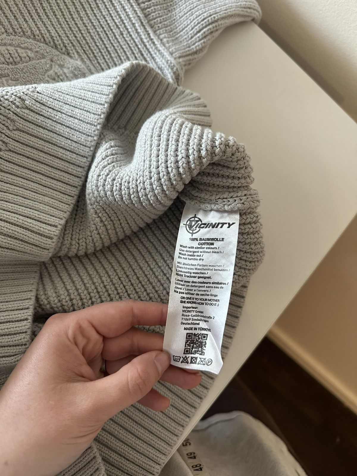 Other Vicinity Streetwear V-Logo Knit Sweater Light Grey XS/S Boxy Size US XS / EU 42 / 0 - 5 Thumbnail