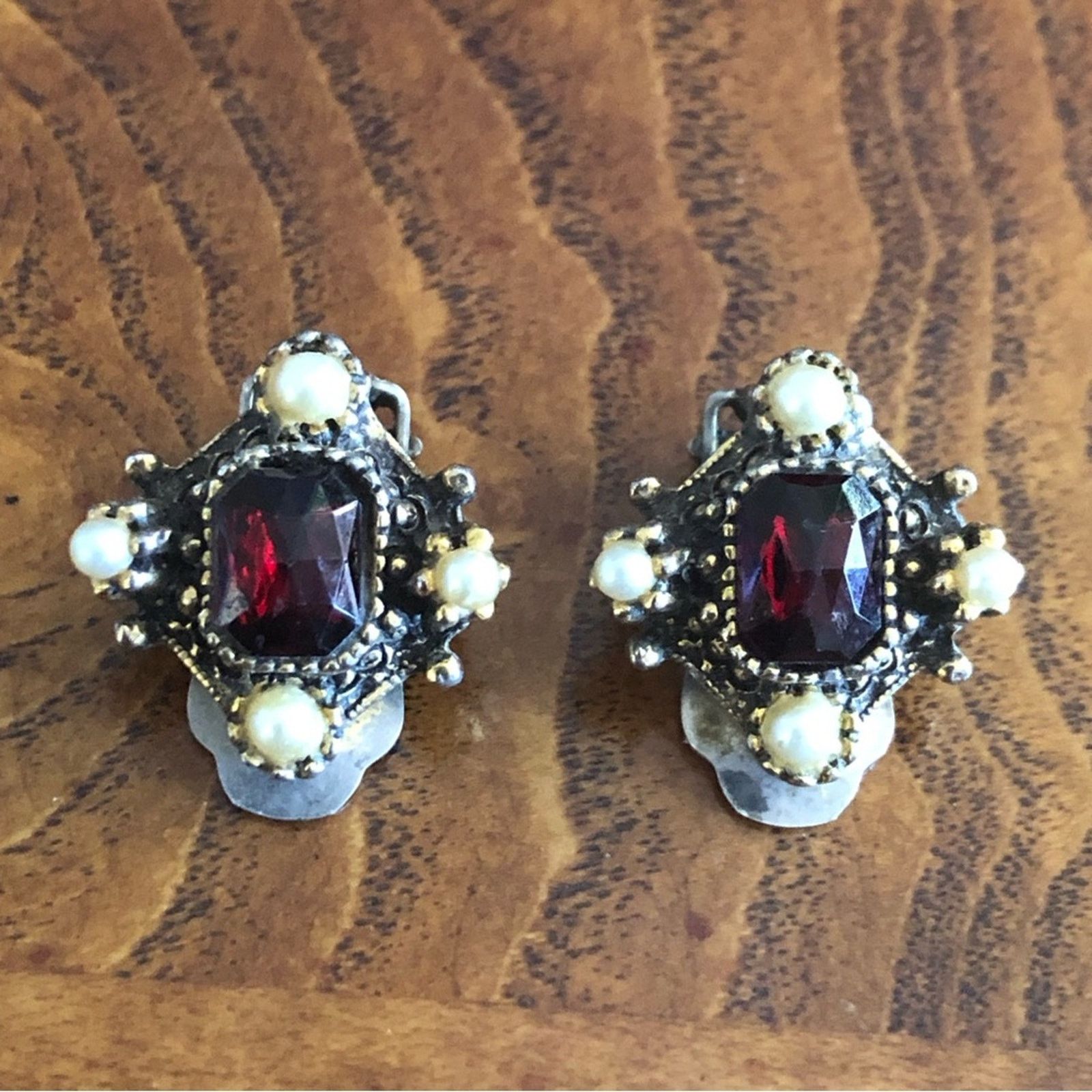 Vintage Antique Edwardian era ruby stone mini pearl clip on earrings Size ONE SIZE - 1 Thumbnail
