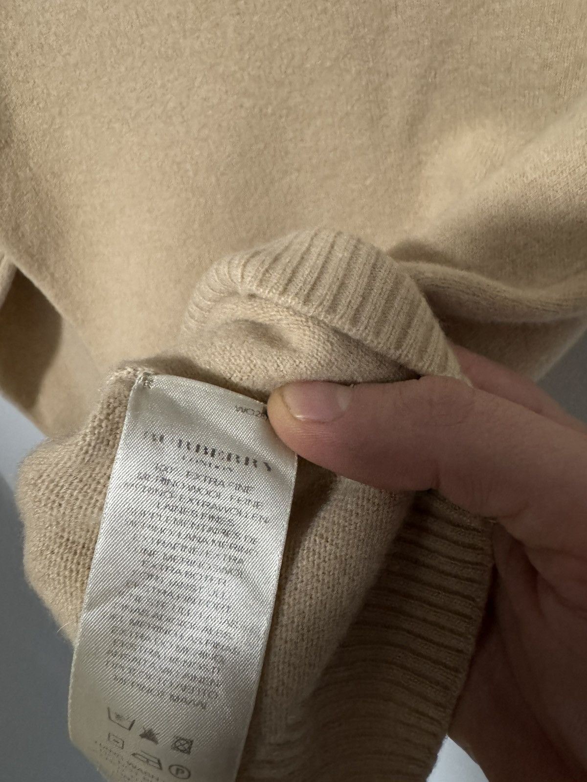 Burberry Burberry London 100 % Cashmere V-Neck Sweater Soft Knit Size S / US 4 / IT 40 - 7 Thumbnail