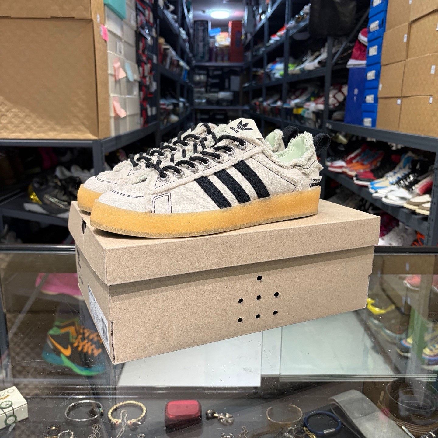 Adidas Adidas White Lowtop Sneakers 7.5 Men Size US 7.5 / EU 40-41 - 1 Thumbnail