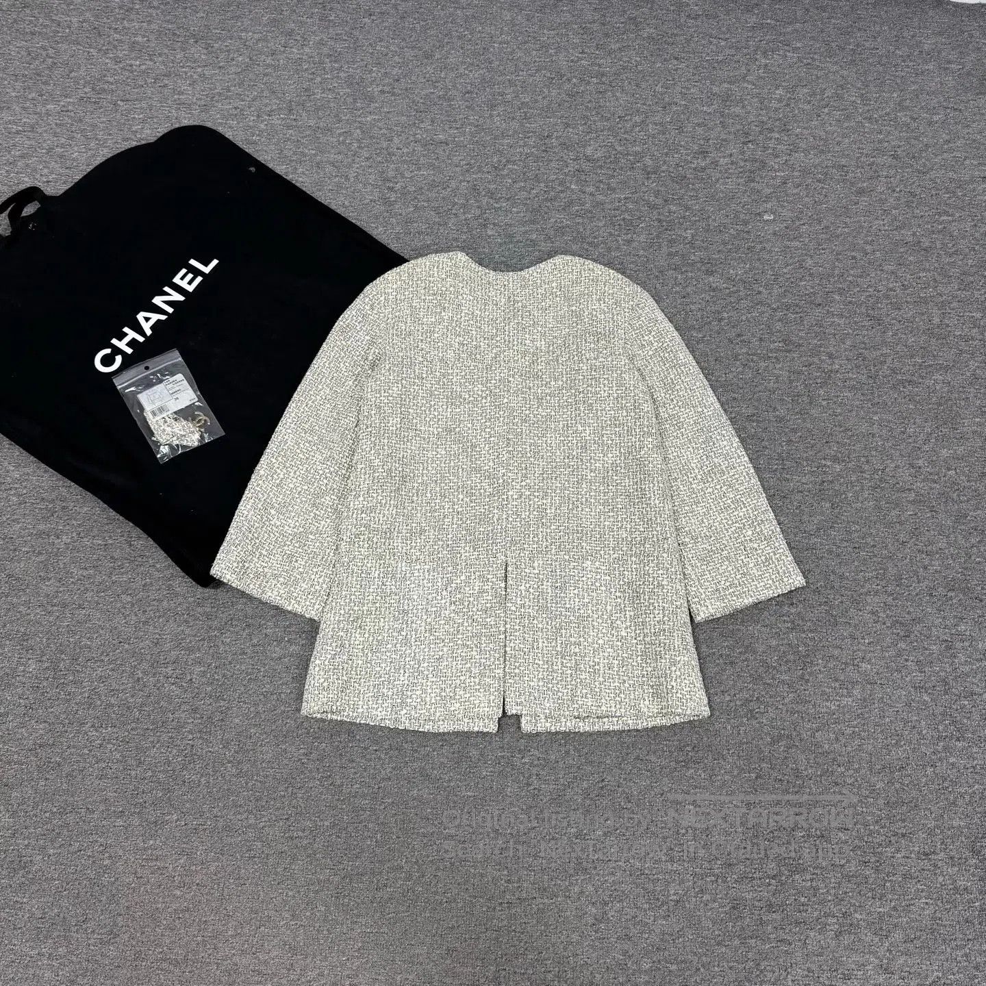 Chanel Chanel Off-white coarse woolen cardigan jacket, collarless Size S / US 4 / IT 40 - 3 Thumbnail