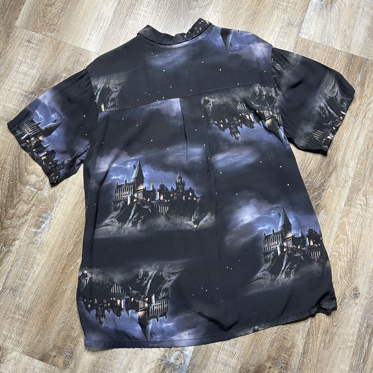 Universal Studios Harry Potter Hogwarts Button Up Shirt Men XL Movie Universal Size US XL / EU 56 / 4 - 2 Thumbnail