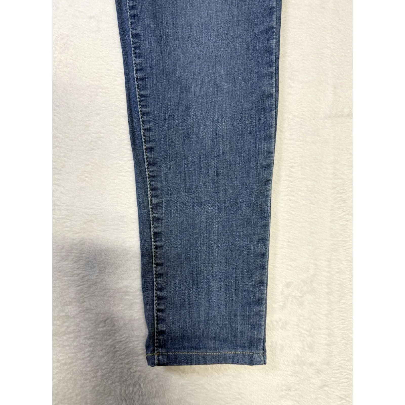 Levi's VINTAGE? No. Levi's Jeans Women Slim Zip Button Denim Blue 28x30 Mile High High Rise 28 IN inseam 28.5in 90s? Size 28" / US 6 / IT 42 - 5 Thumbnail
