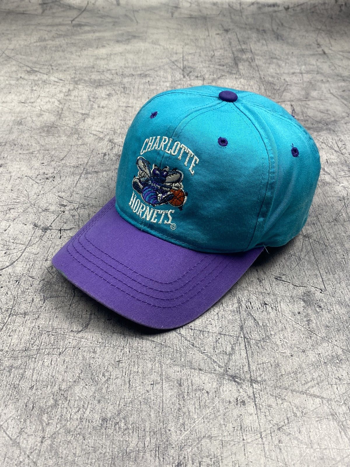 NBA × New Era × Vintage Vintage Charlotte Hornets New Era 90s Two Tone SnapBack Hat Size ONE SIZE - 2 Thumbnail
