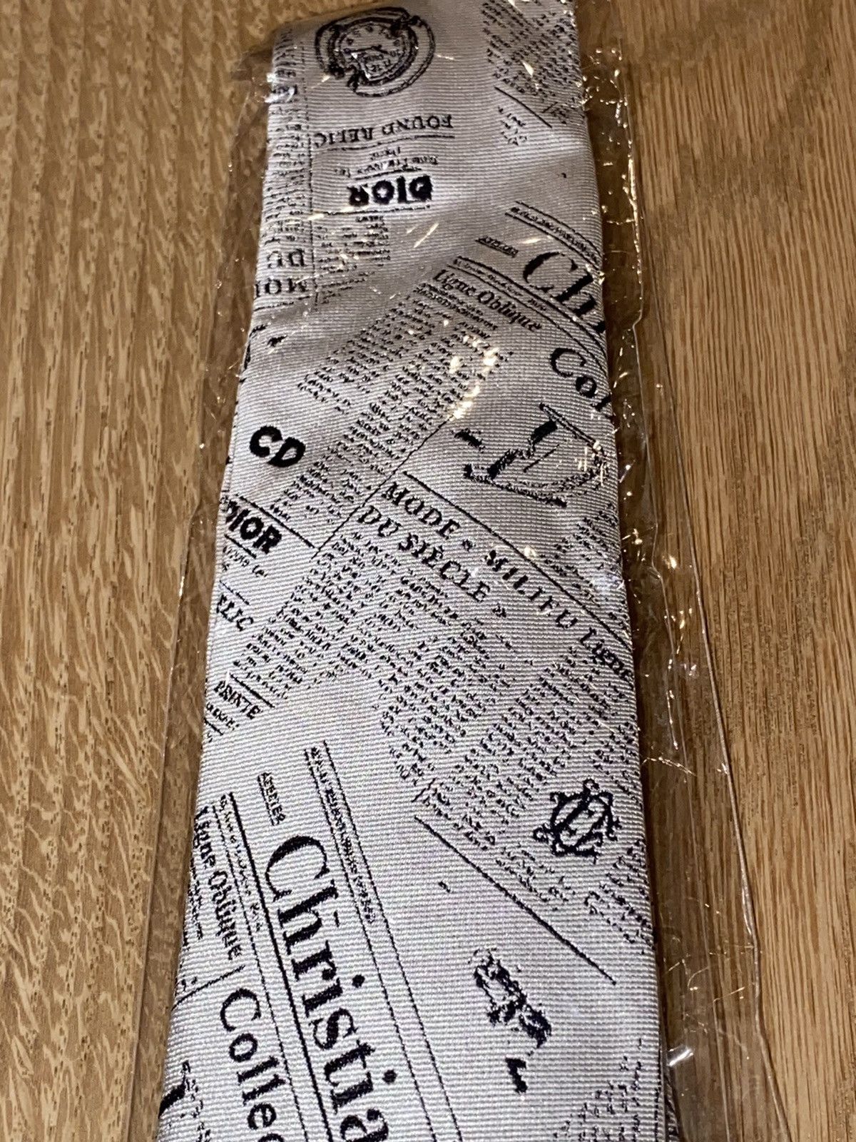 Daniel Arsham × Dior Daniel Arsham x Dior Tie Newspaper Size ONE SIZE - 3 Thumbnail