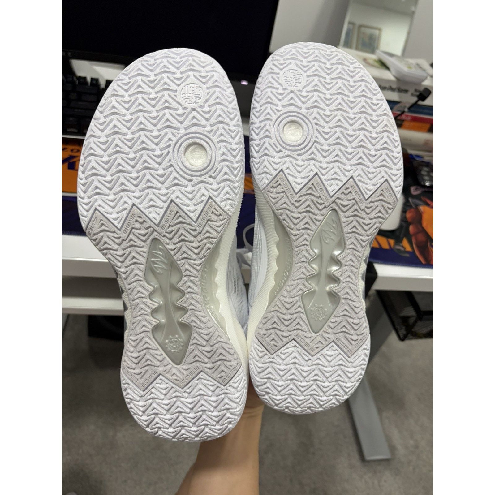 Other Size 9 Mens, ANTA Shock Wave 5 White - Kyrie Irving Size US 9 / EU 42 - 5 Thumbnail