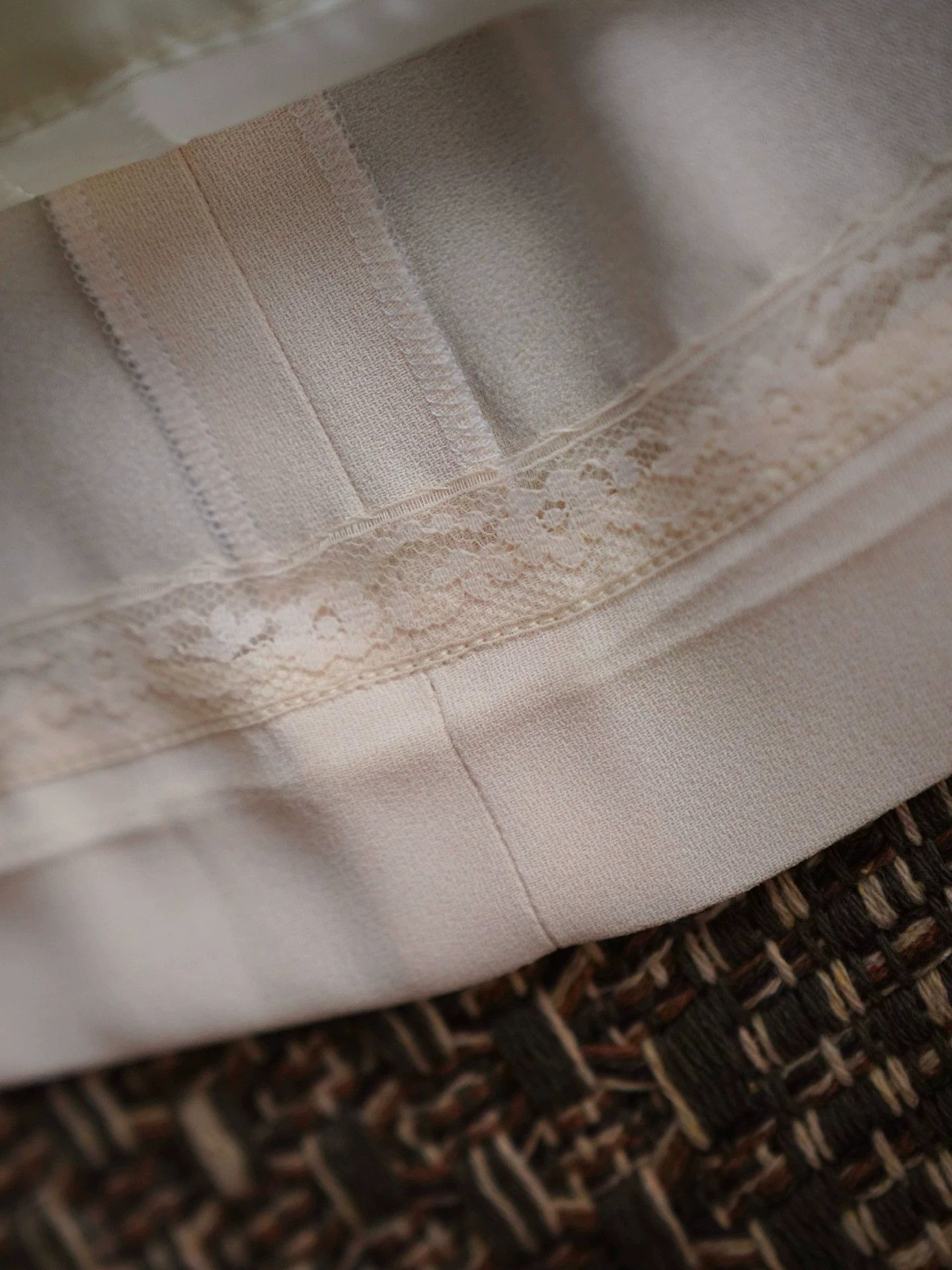 Louis Feraud LOUIS FERAUD Vintage Cream Pearl Button Skirt Suit FR38 Size S / US 4 / IT 40 - 7 Thumbnail