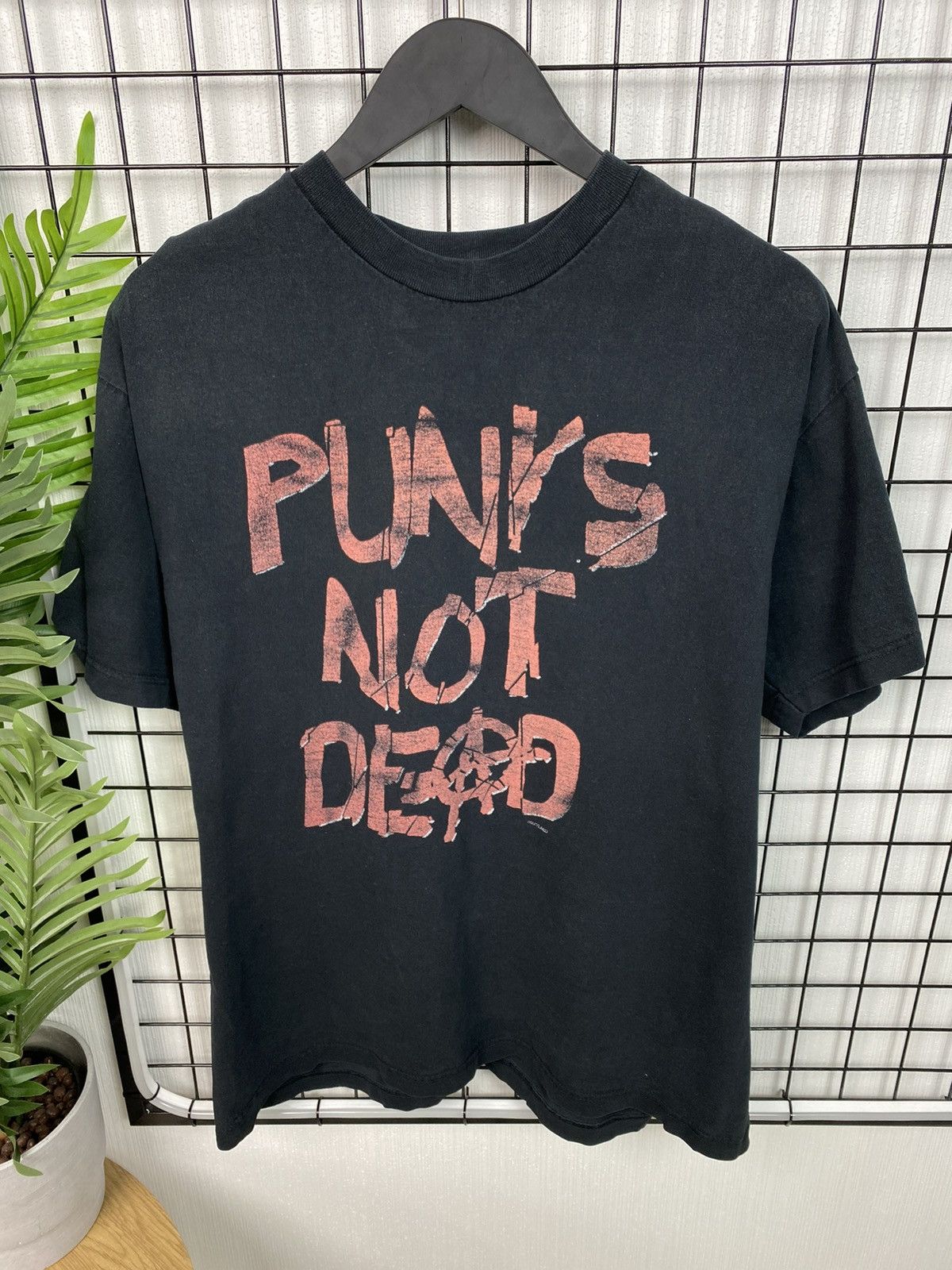 Other Vintage Punks Not Dead Distressed Tee Rock T shirt band rock Size US L / EU 52-54 / 3 - 5 Thumbnail