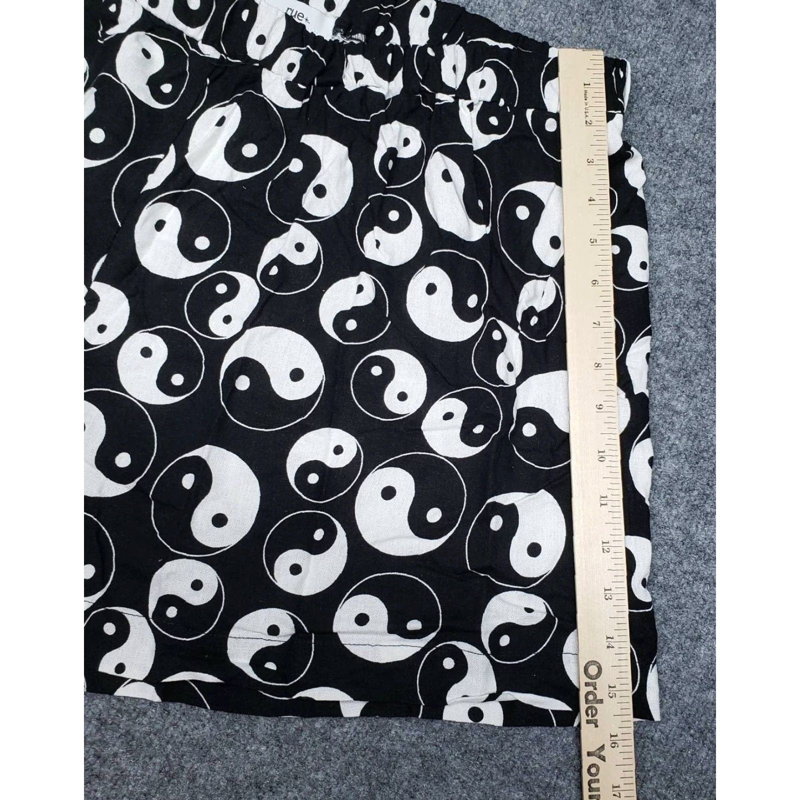 Vintage Rue21 Shorts Womens Plus 2X Black Yin Yang High Rise Linen Rayon Comfort Elastic Waist New Size 40" / US 18 - 7 Thumbnail