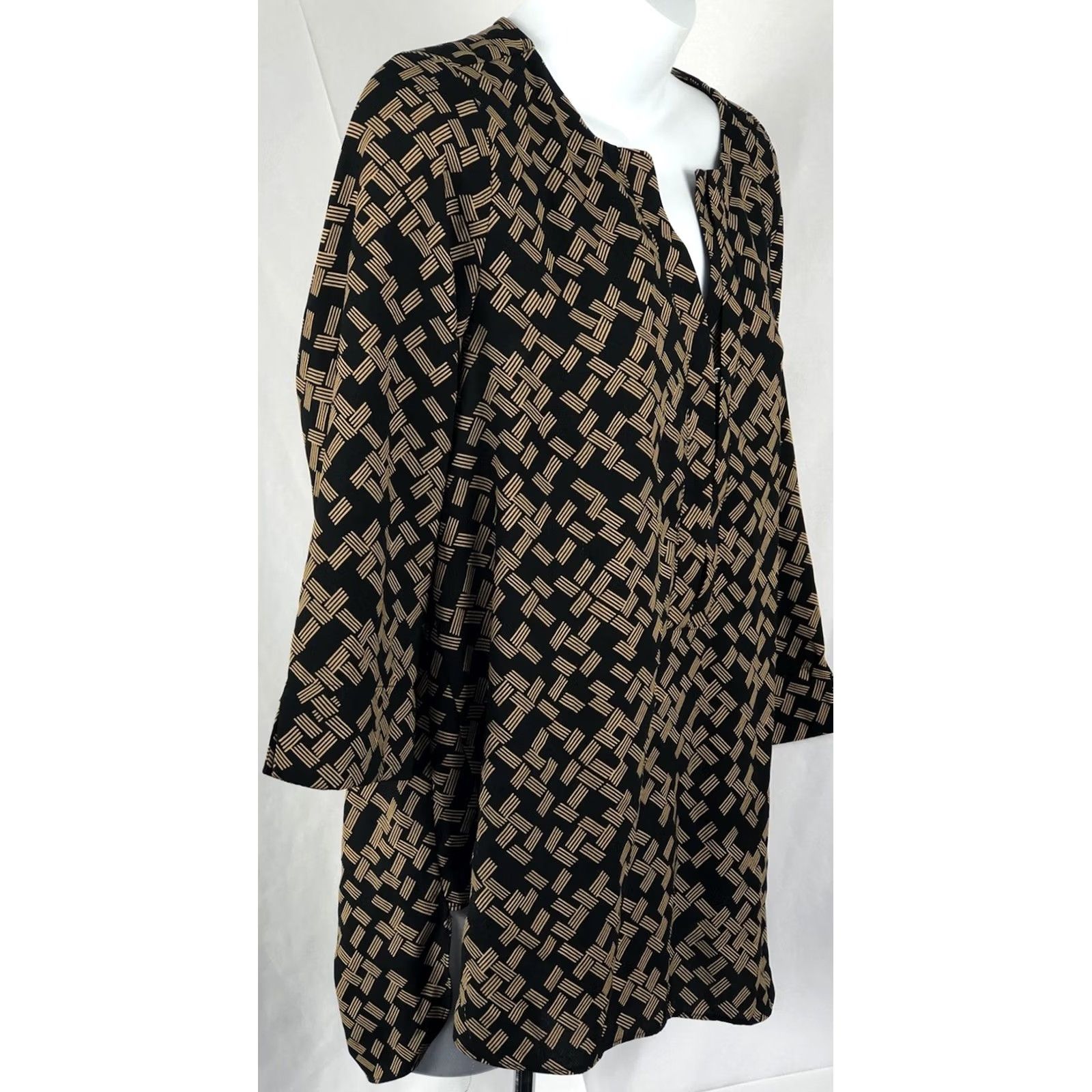 Vintage Dana Buchman Top Blouse M Blk/Gold Button V-Neck 3/4 Sleeve Geometric Career Womens Size M / US 6-8 / IT 42-44 - 2 Thumbnail
