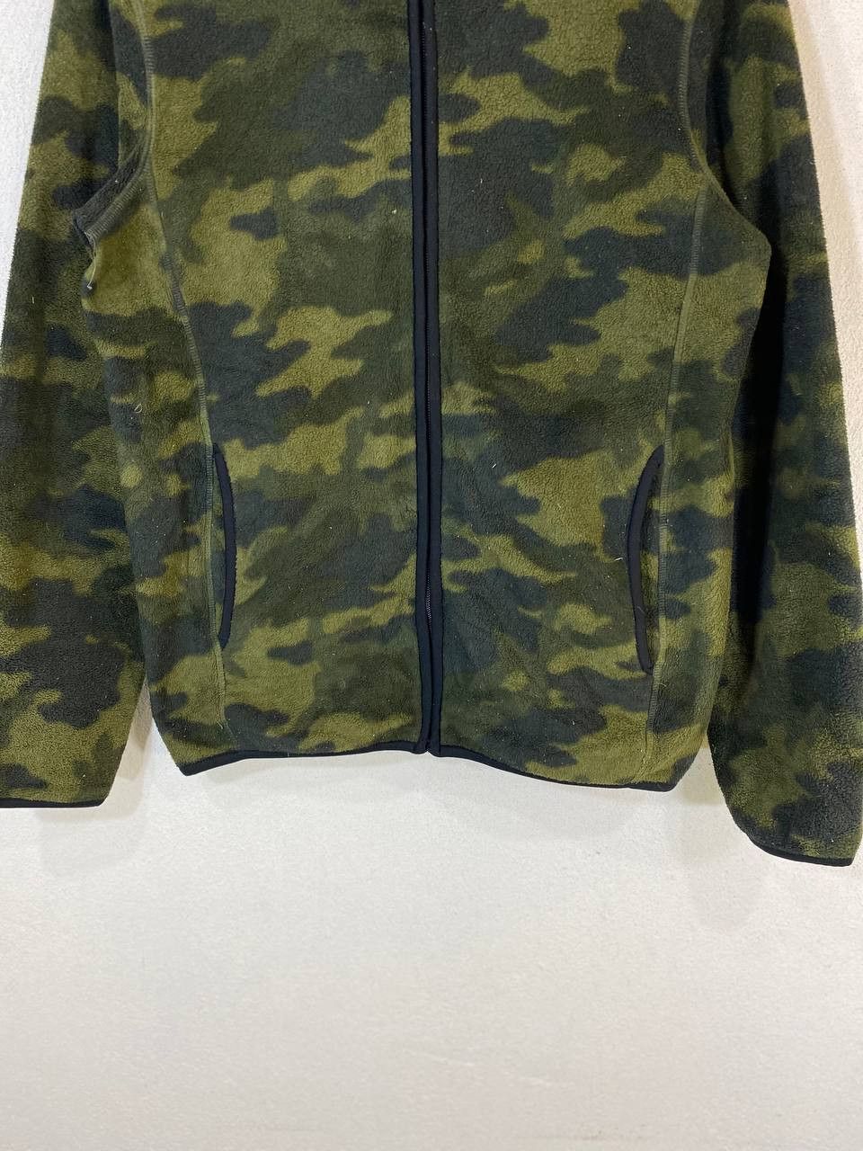 Japanese Brand uniqlo japanese brands camo fleece jacket nice design Size US M / EU 48-50 / 2 - 3 Thumbnail