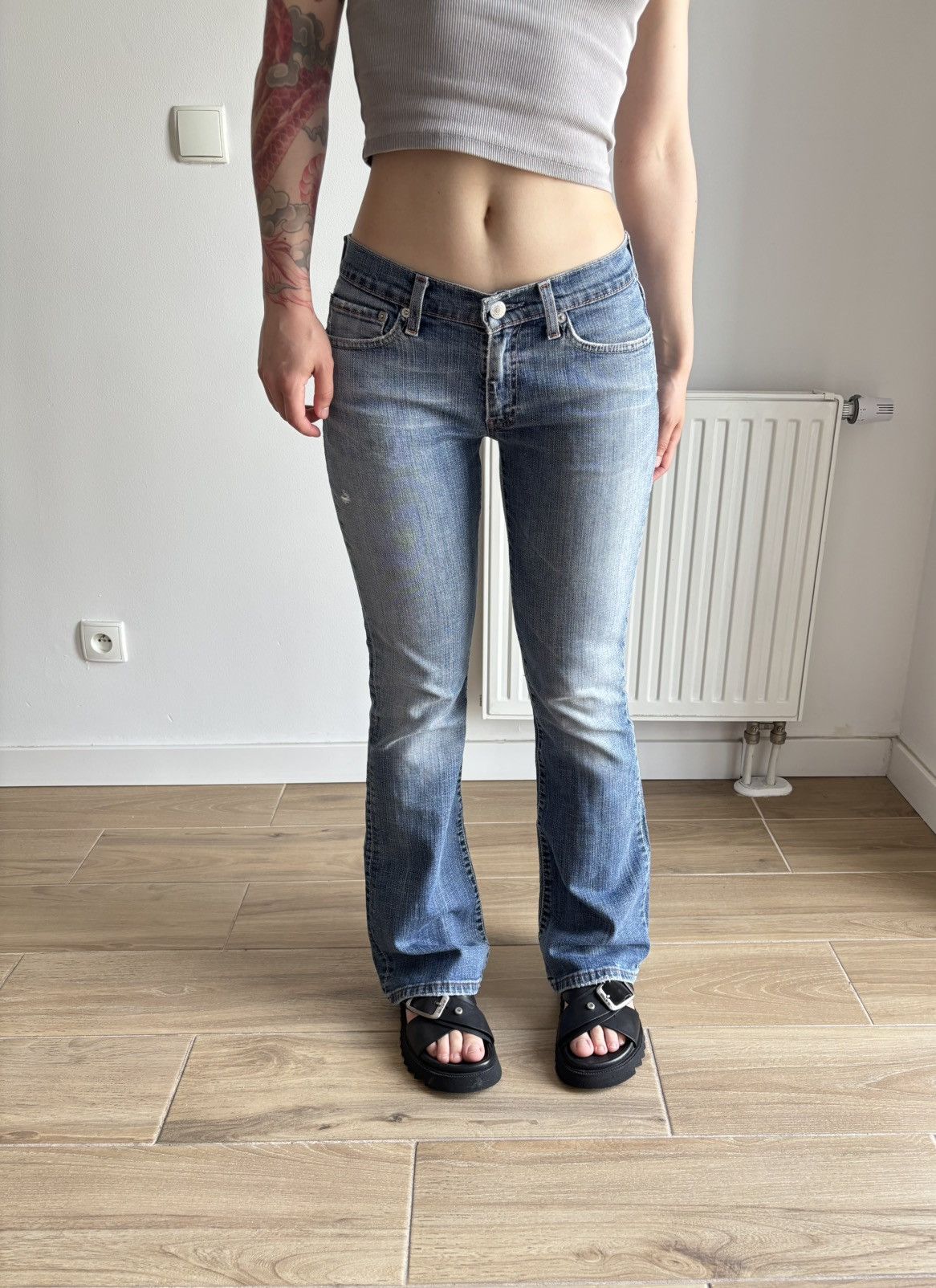 Levi's Vintage Levis Distressed Flared Jeans Low Rise 29/32 Size 30" / US 8 / IT 44 - 2 Thumbnail