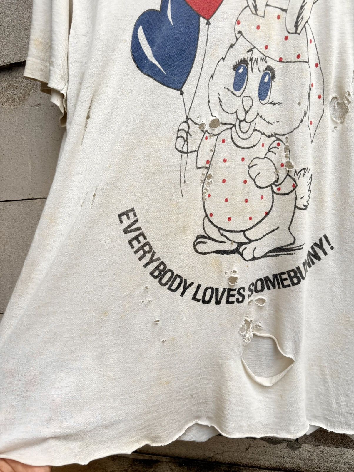 Vintage Thrashed EVERYBODY LOVES SOMEBUNNY T Shirt Distressed ERD Size US L / EU 52-54 / 3 - 7 Thumbnail