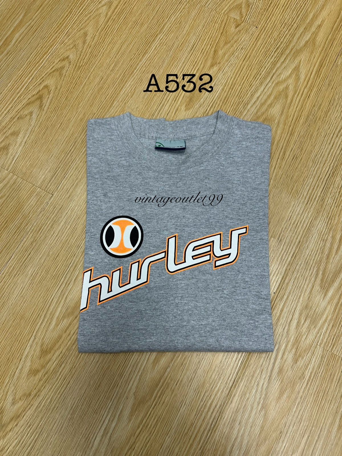 Hurley Vintage Surfboard Hurley Made In Usa Center Logo TShirt A532 Size US L / EU 52-54 / 3 - 11 Thumbnail
