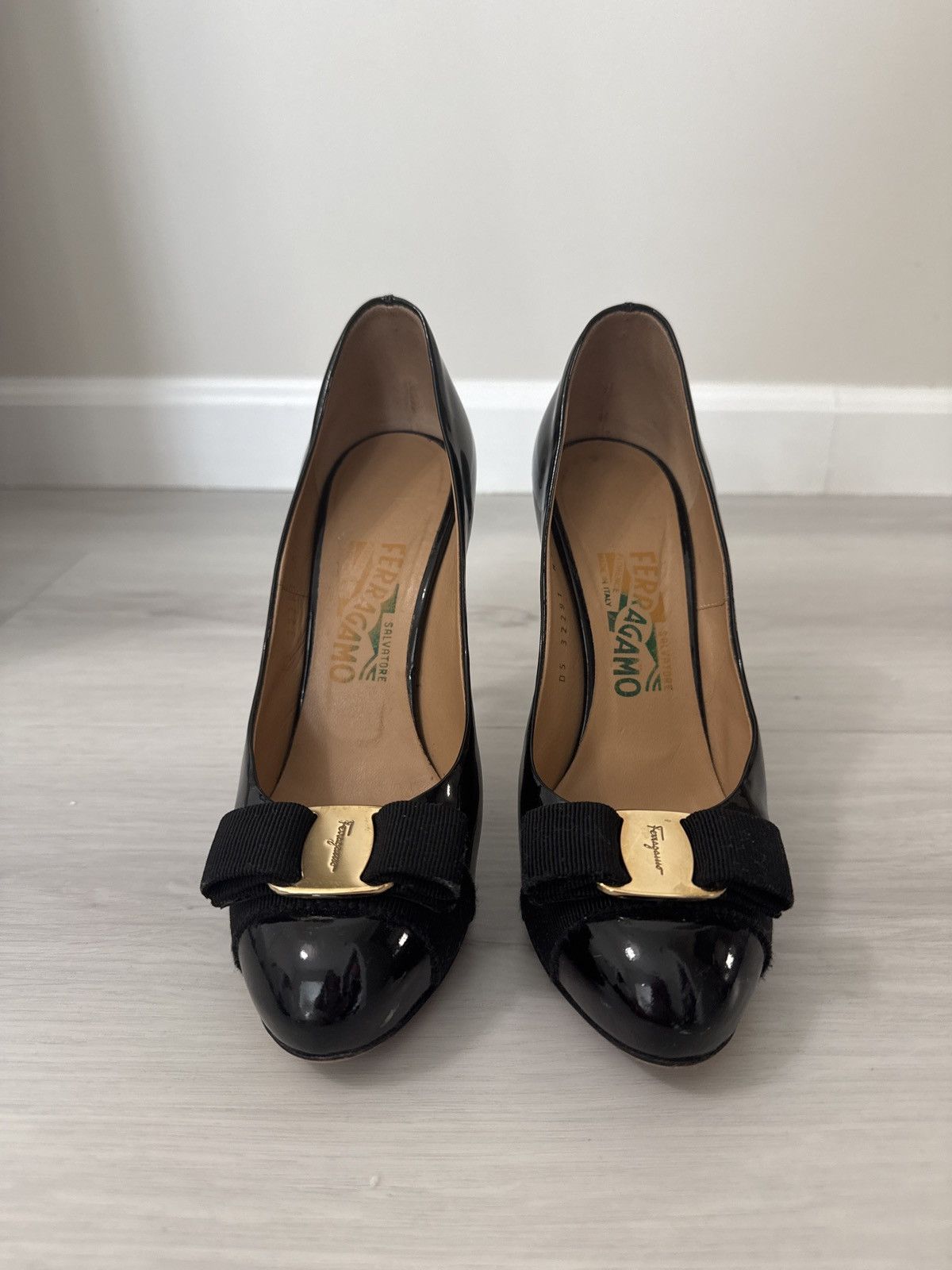 Salvatore Ferragamo Salvatore Ferragamo Black Leather Vara Bow Pumps Size 37 Size US 7 / IT 37 - 5 Thumbnail