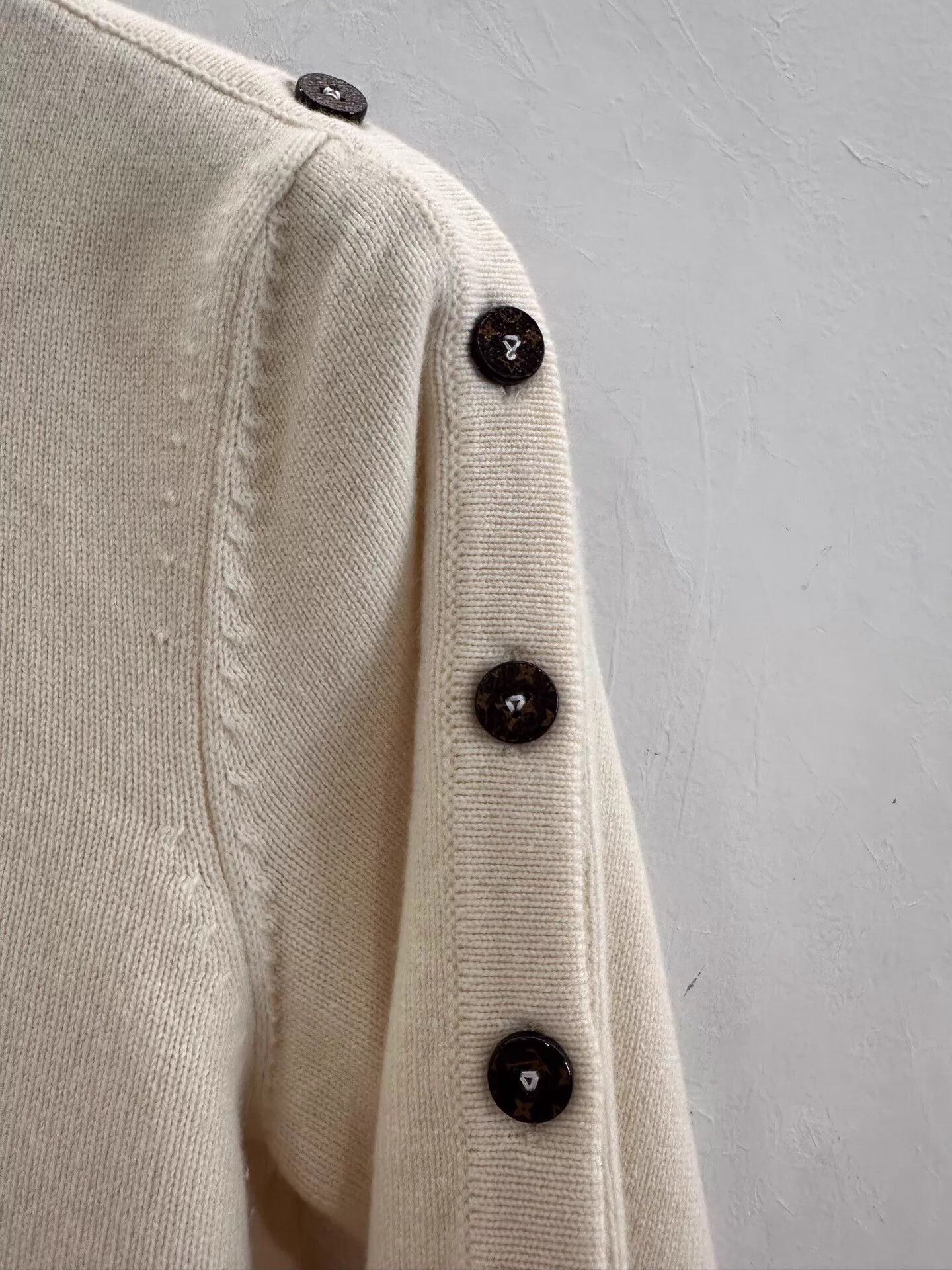 Louis Vuitton LV white sweater M side brown monogram logo button Size M / US 6-8 / IT 42-44 - 3 Thumbnail