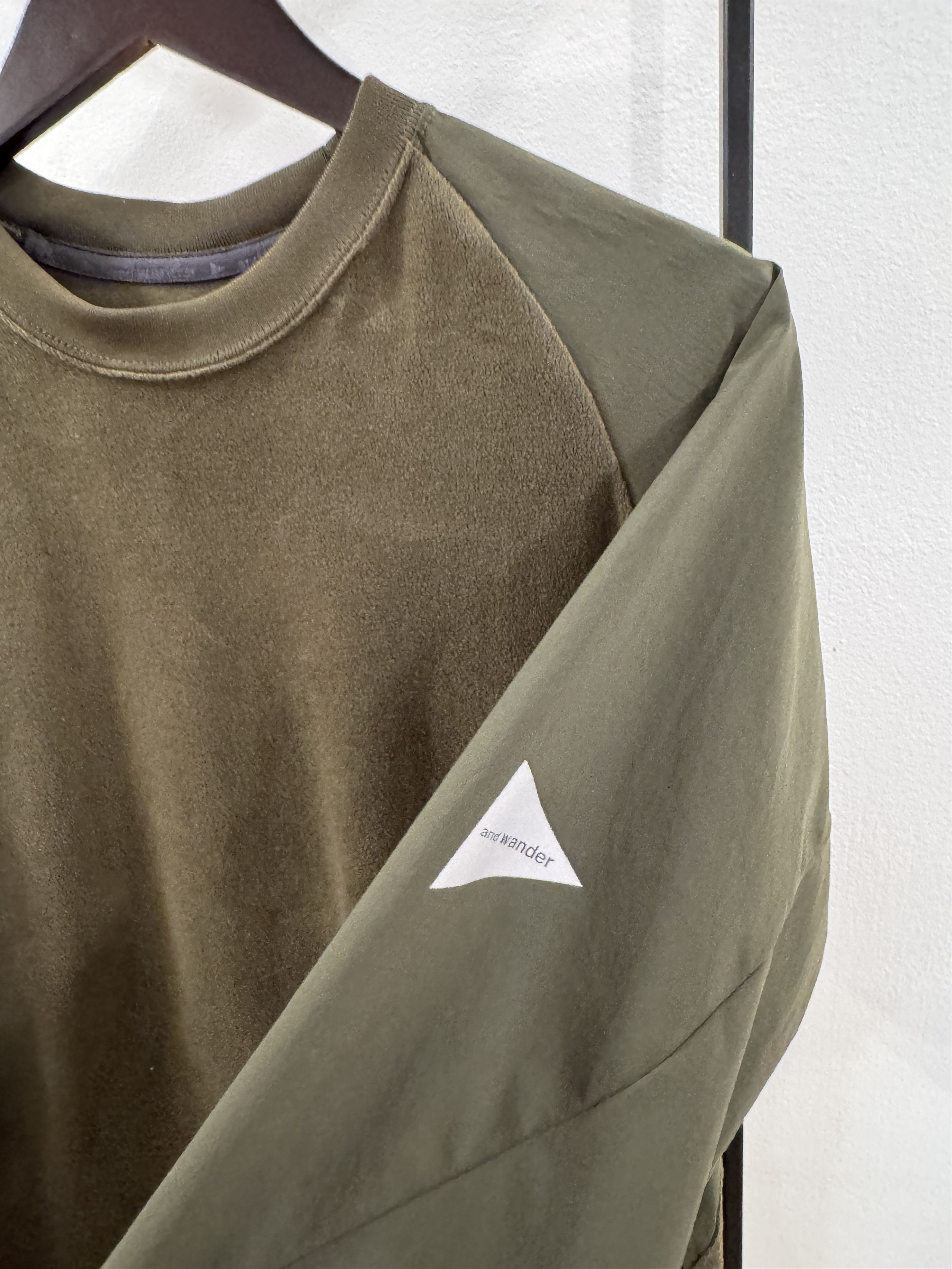 And Wander And wander reflective Raglan Crewneck Size US L / EU 52-54 / 3 - 5 Thumbnail