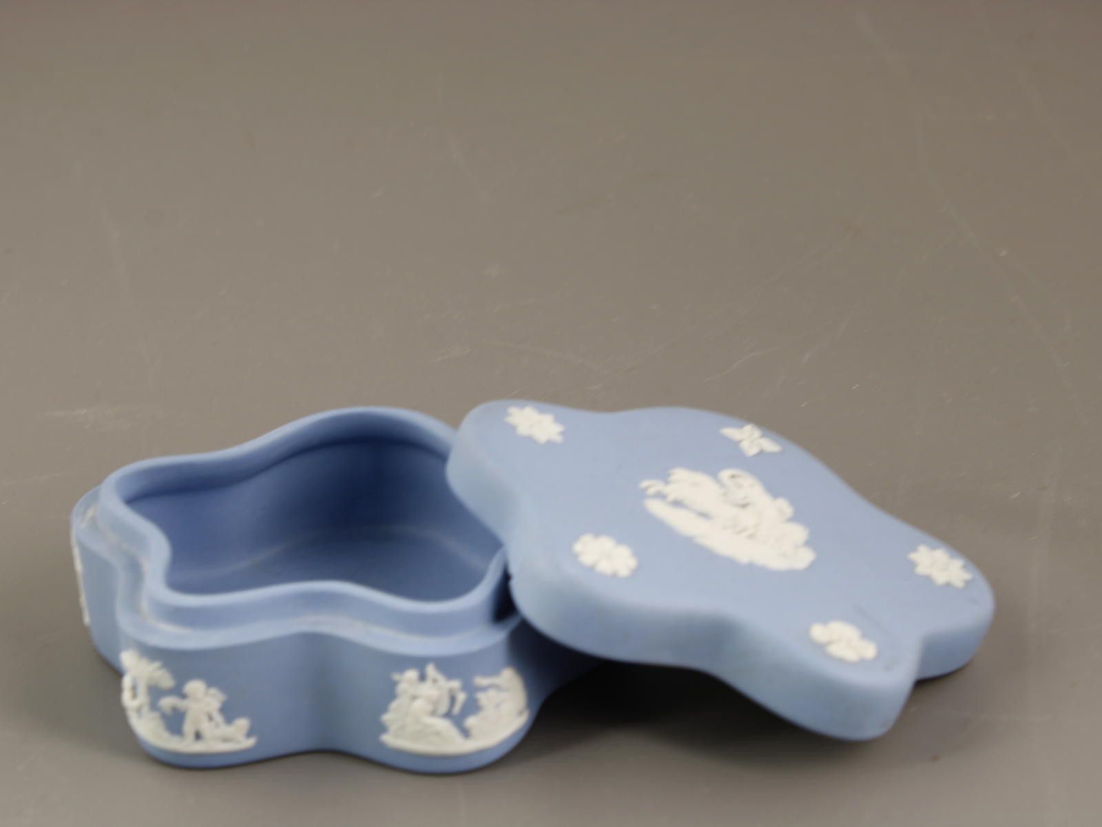 Other Vintage Wedgwood Jasper Ware Blue White Ceramic Trinket Box Size ONE SIZE - 3 Thumbnail
