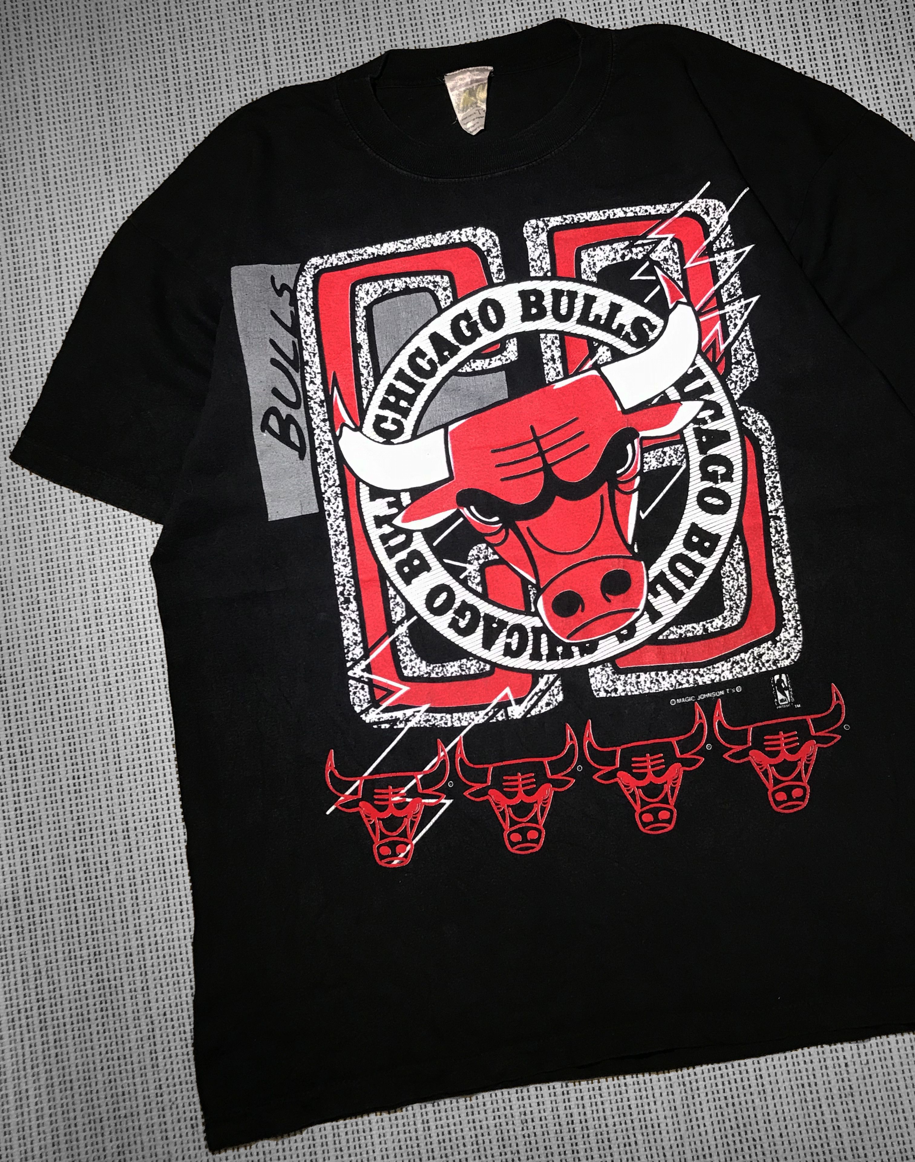 Vintage Vintage 90s Chicago Bulls “Magic Johnson” T-shirt (XXL) Size US XXL / EU 58 / 5 - 2 Thumbnail
