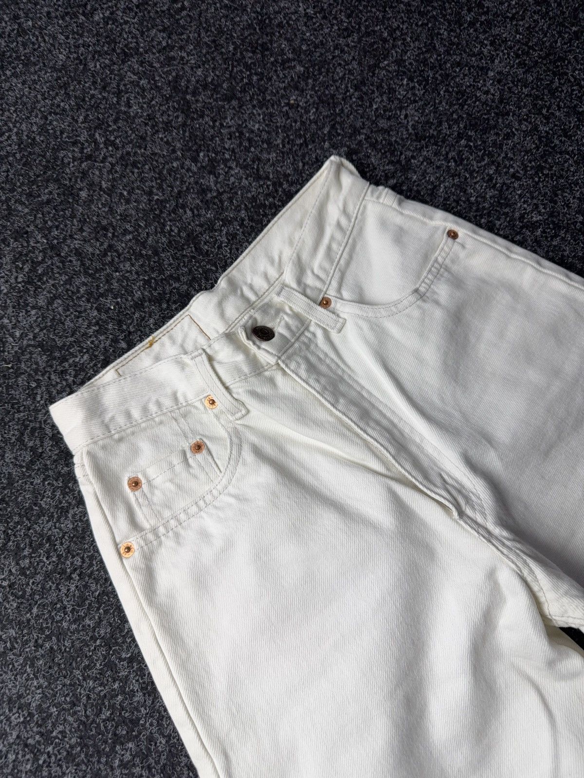 Levi's Vintage Clothing Vintage Levi’s 501 White Denim Jeans Orange Tab W25 L32 Size 25" / US 0 / IT 36 - 7 Thumbnail