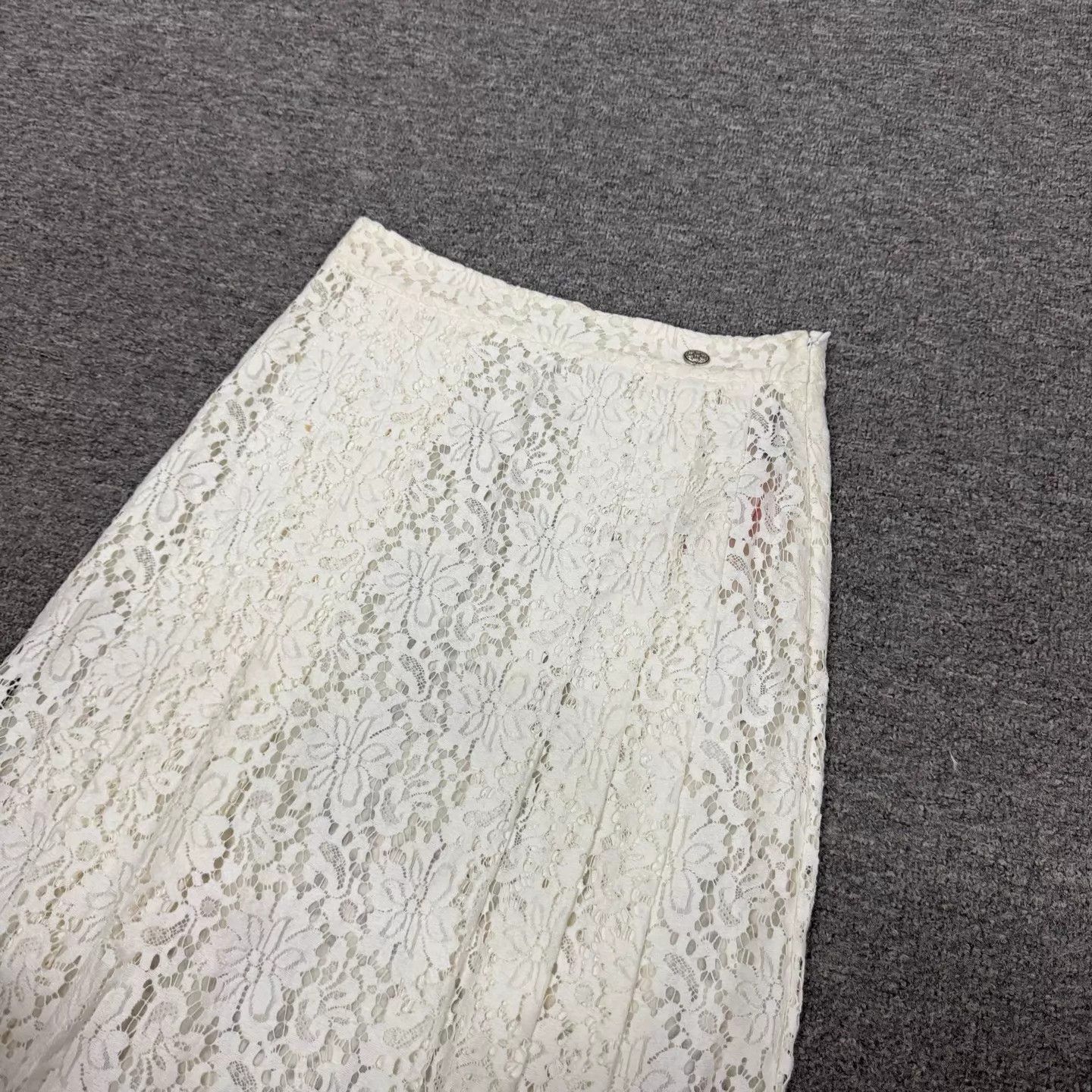Chanel Chanel white floral lace midi 36 99 new skirt Size 26" / US 2 / IT 38 - 3 Thumbnail