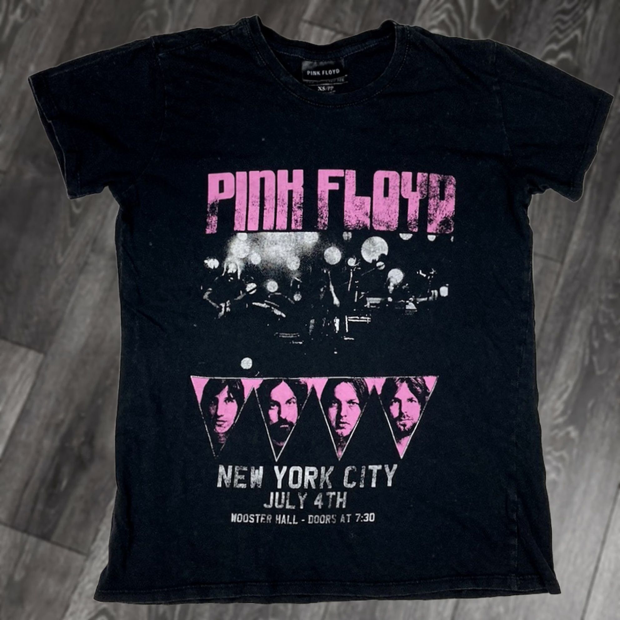 Vintage VINTAGE Pink Floyd New York City July 4th Wooster Hall Graphic T-shirt Women XS Music Shirt XS Black City Music Retro Size XS / US 0-2 / IT 36-38 - 1 Thumbnail