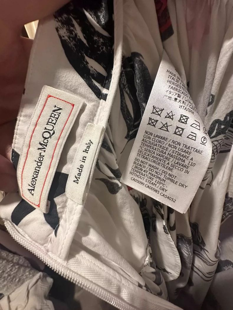 Alexander McQueen Alexander McQUEEN size 40 Black and white graffiti large f Size 30" / US 8 / IT 44 - 1 Thumbnail