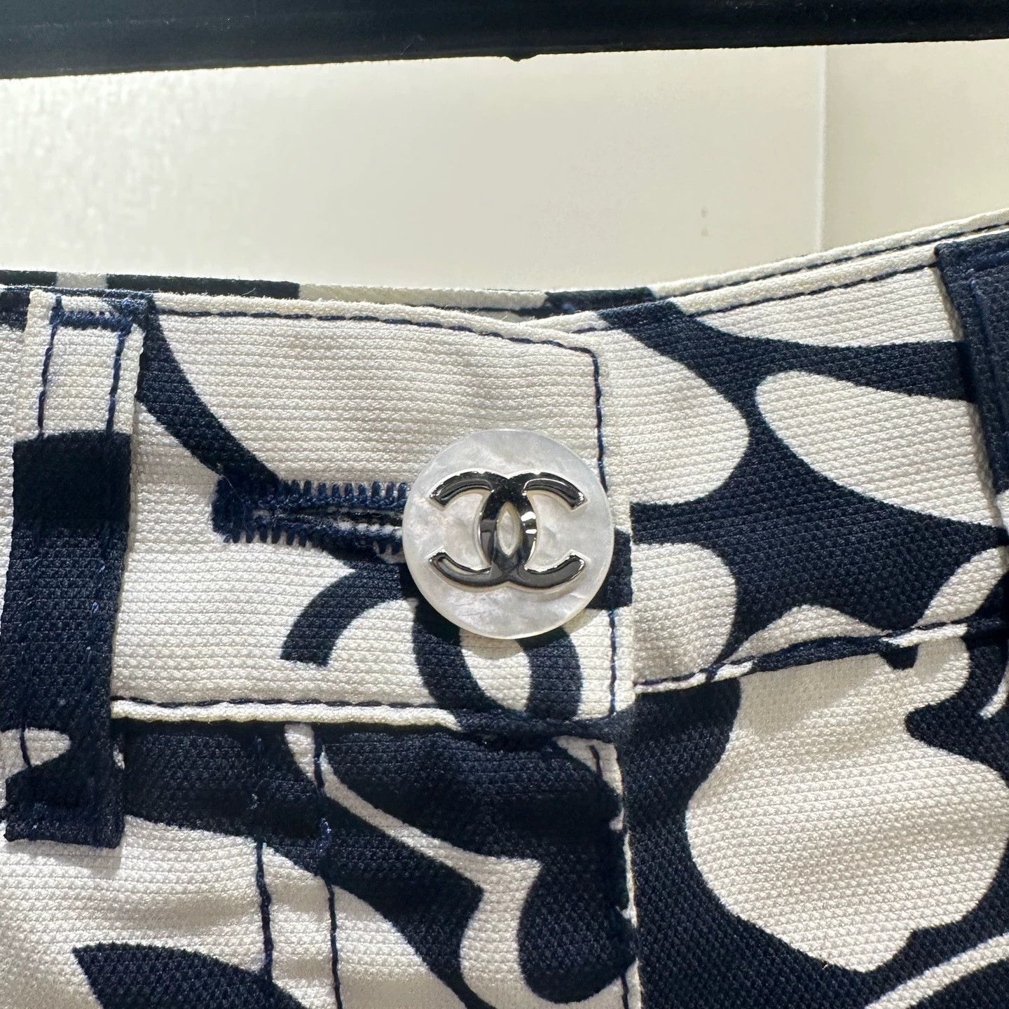 Chanel Chanel apr622 Camellia Logo Cotton Shorts 34 Size 25" / US 0 / IT 36 - 6 Thumbnail