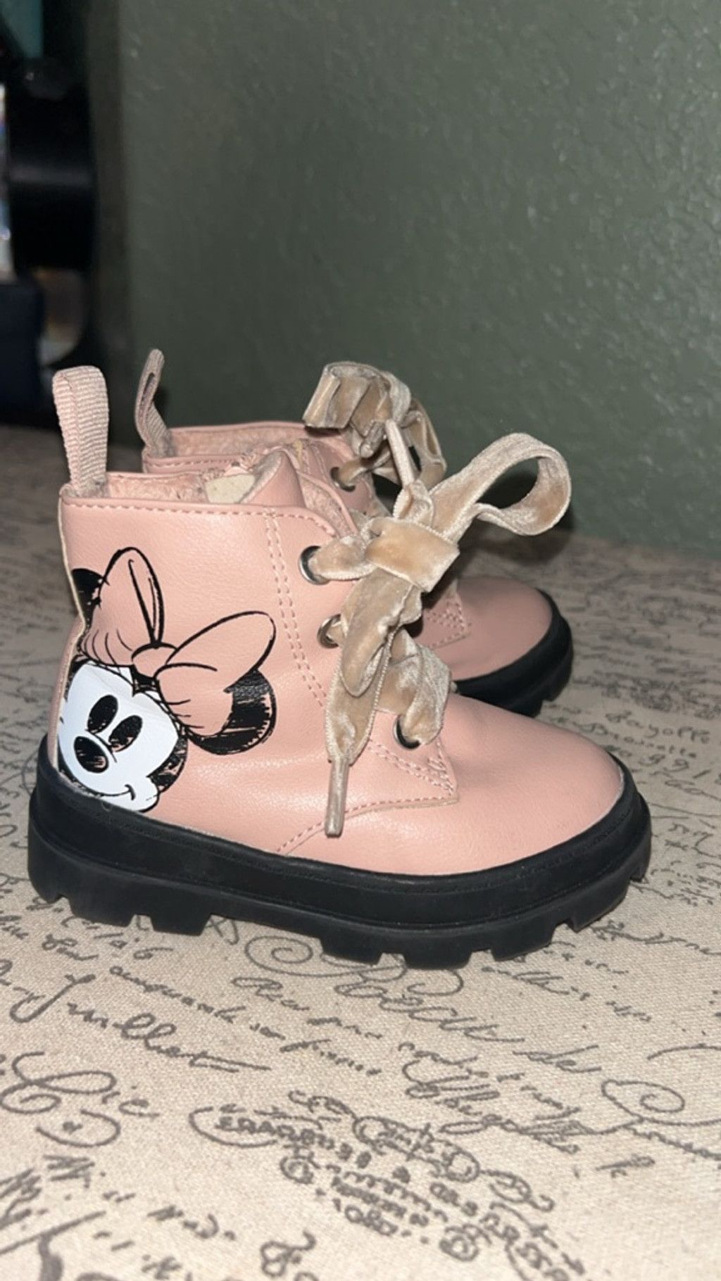 H&M Baby H&M Minnie Mouse Boots 4.5 Pink Black Size US 5 / IT 35 - 1 Thumbnail